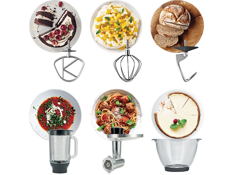 Verschiedene Lebensmittel und Küchenutensilien: Kuchen, Obst, Brot, Pasta, Käsekuchen, Mixer, Fleischwolf.