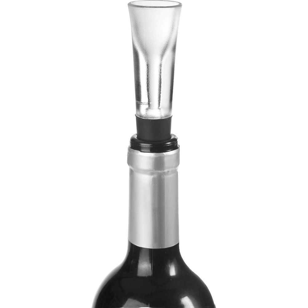 Un aeratore per vino trasparente con tappo nero su una bottiglia di vino nera.