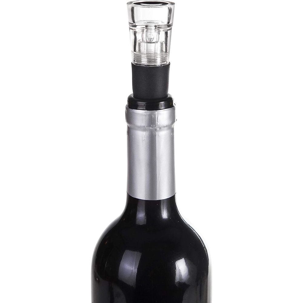 Bottiglia di vino nera con capsula argentata e aeratore trasparente.