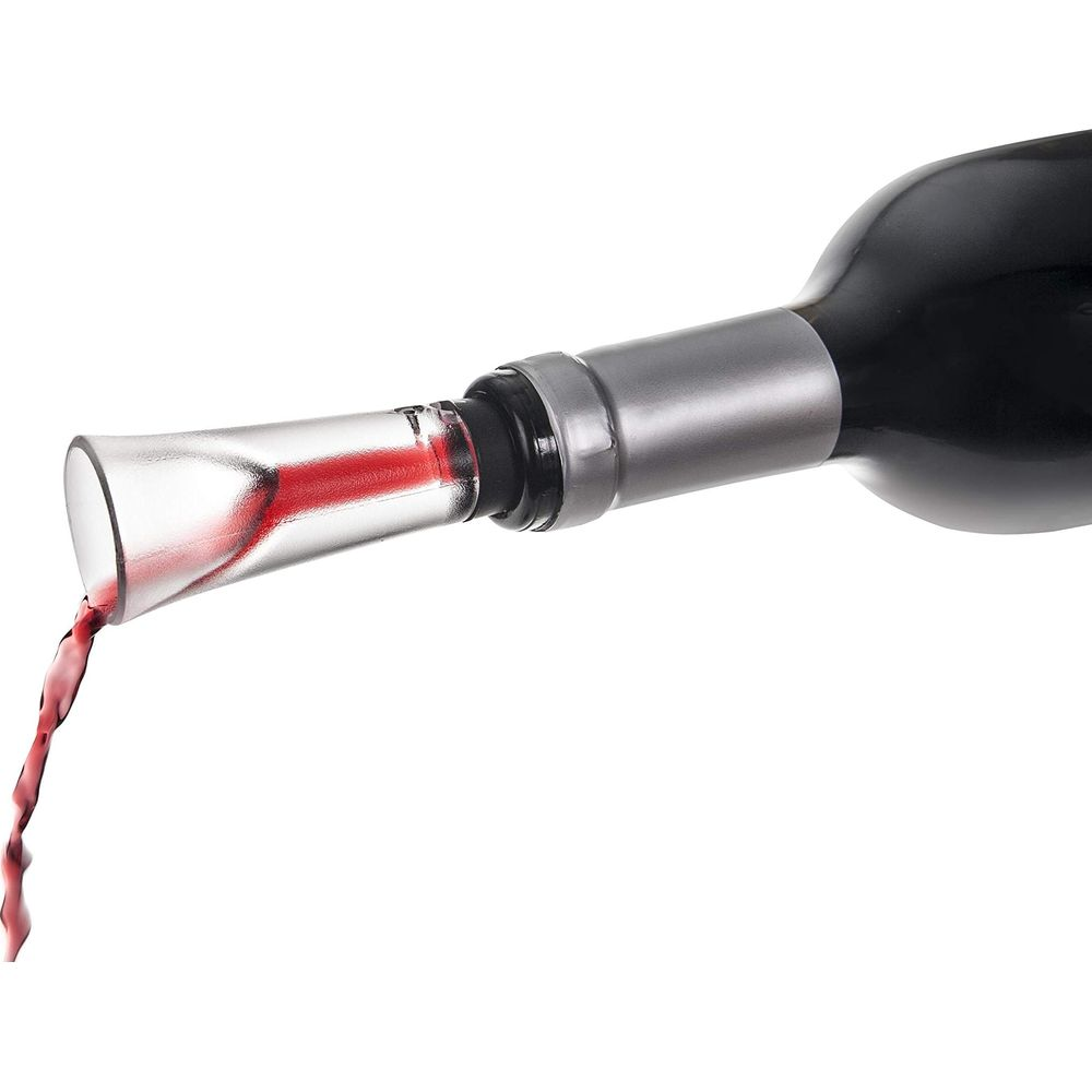 Vino rosso scorre da una bottiglia attraverso un aeratore trasparente.