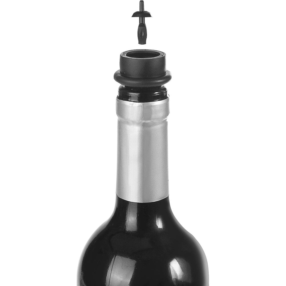 Una bottiglia di vino nera con una parte superiore in lamina d'argento ha un tappo di gomma nero nel collo e un piccolo pezzo di plastica nera sopra di esso.