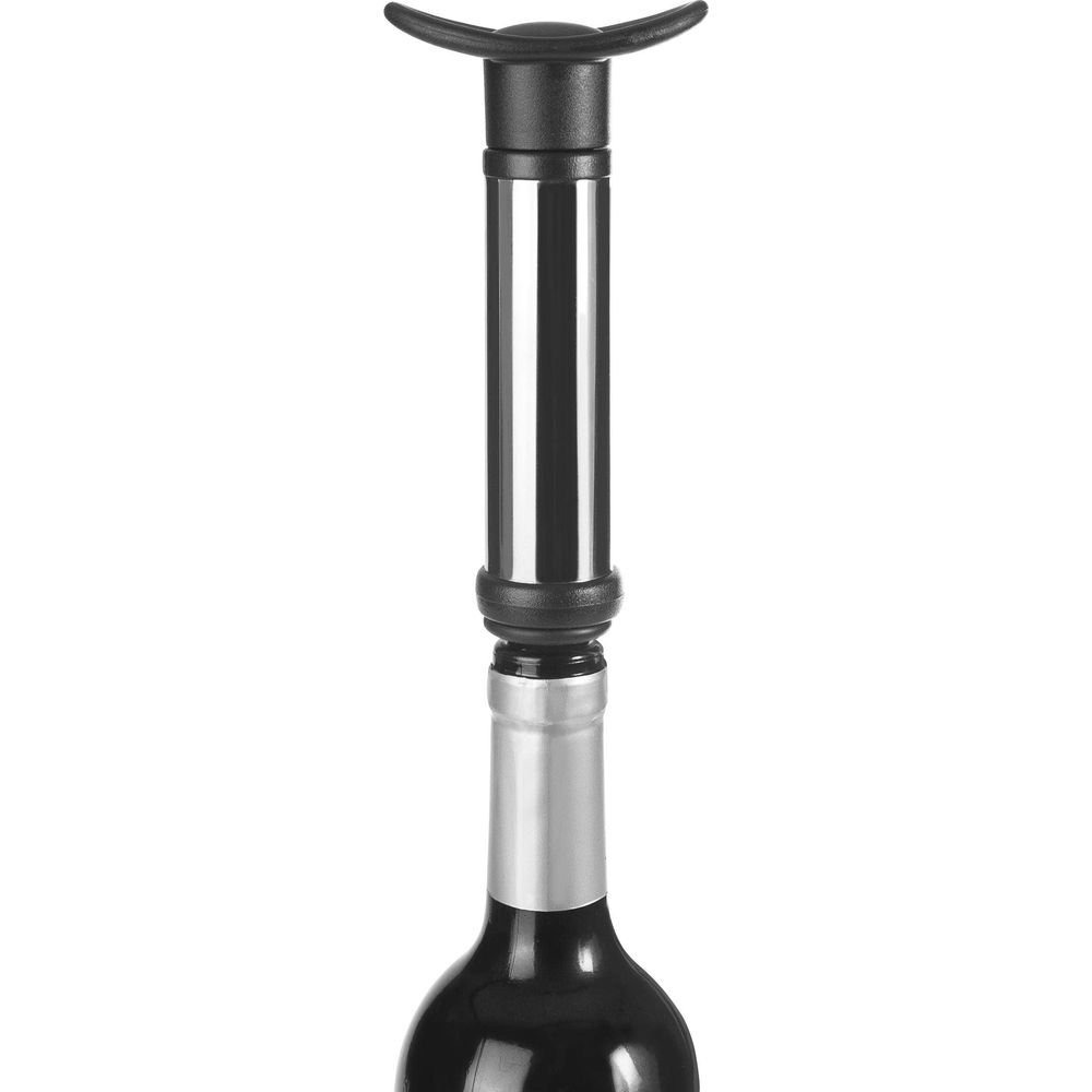 Una pompa per vino nera con collare argentato su una bottiglia di vino nera.