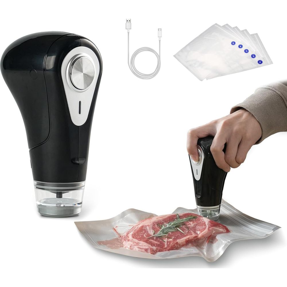 Ein schwarzer Vakuumierer mit Zubehör: Kabel, Beutel und rohes Steak.