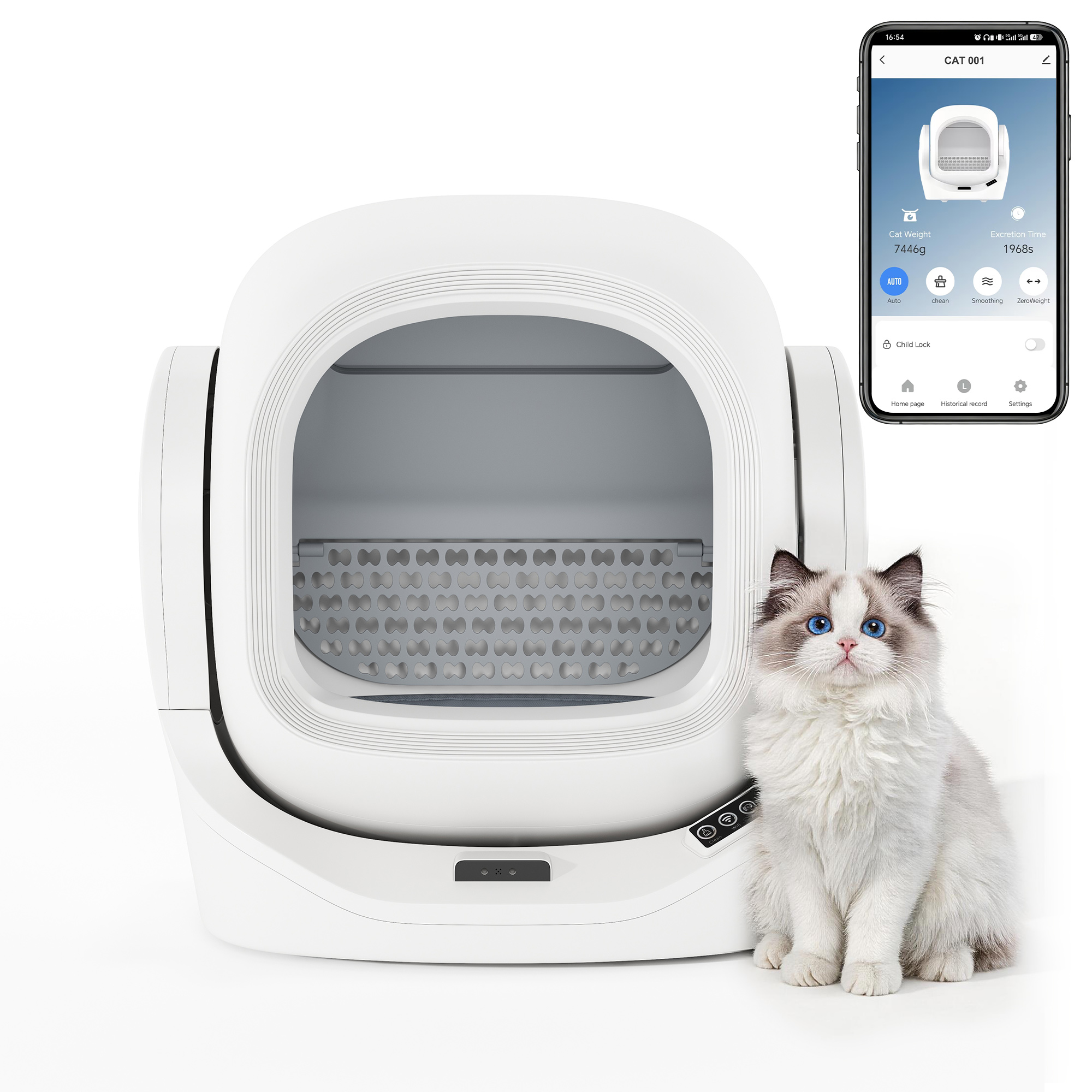 Eine Katze sitzt neben einer weißen automatischen Katzentoilette mit einem Smartphone.