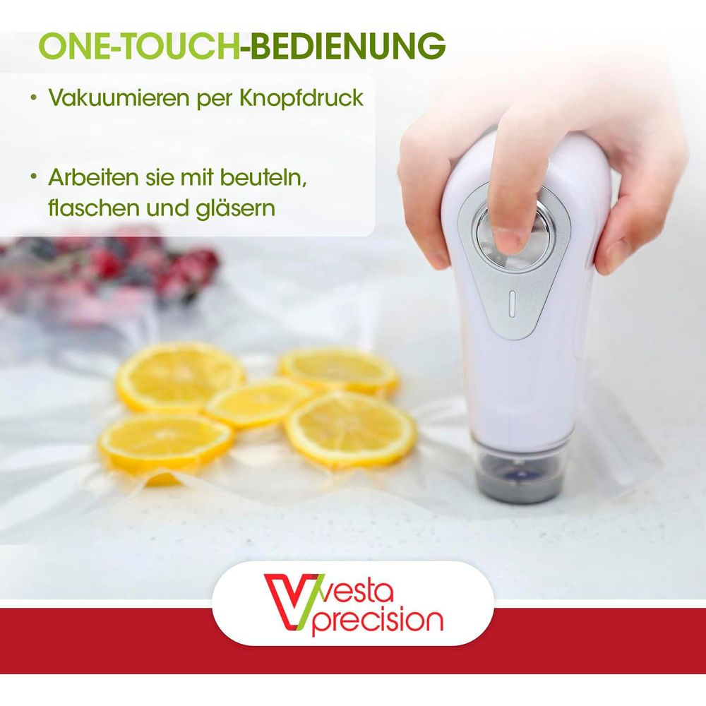 Hand drückt Knopf an weißem Vakuumiergerät über Zitronenscheiben.