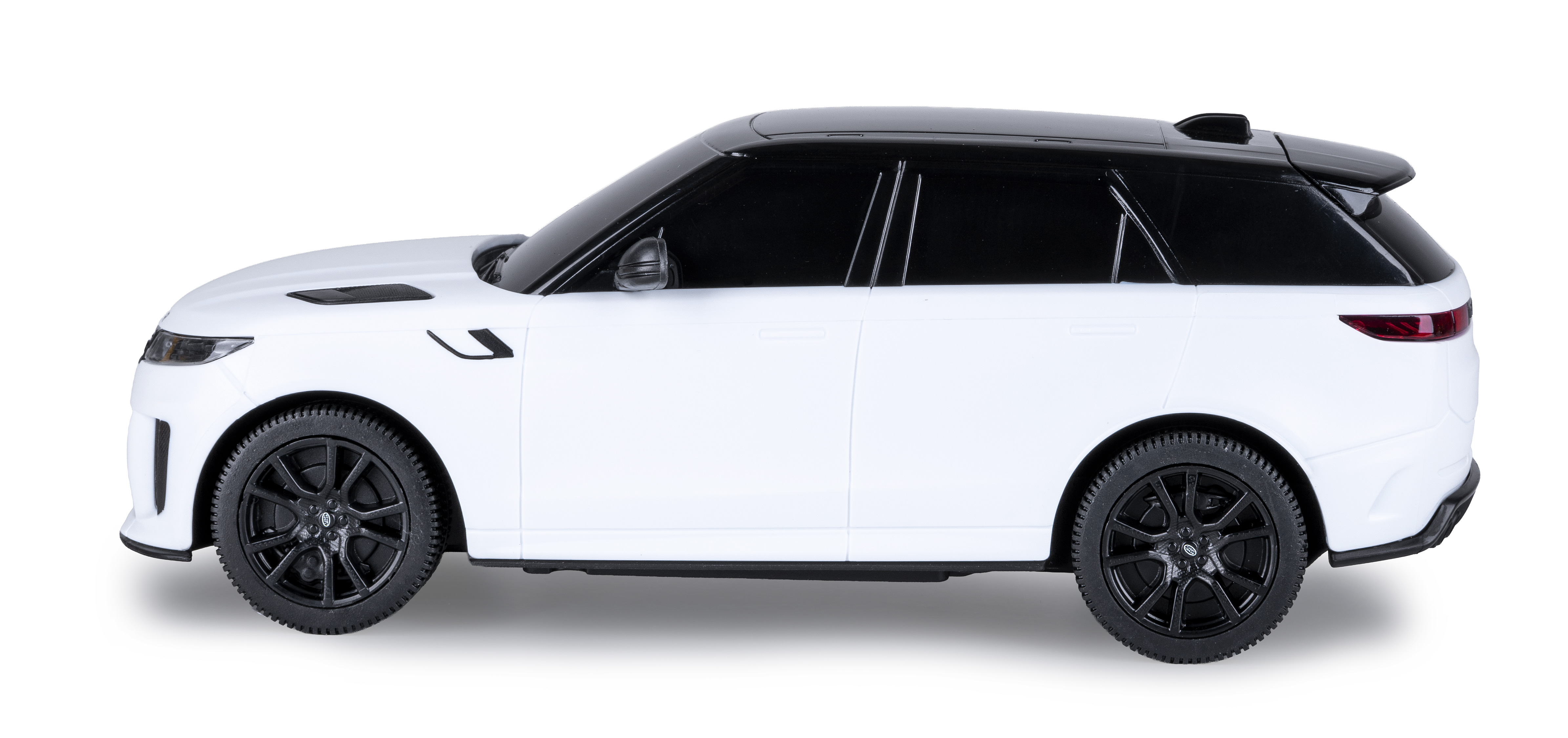 Ein weißer SUV mit schwarzem Dach und schwarzen Felgen steht auf weißem Hintergrund.
