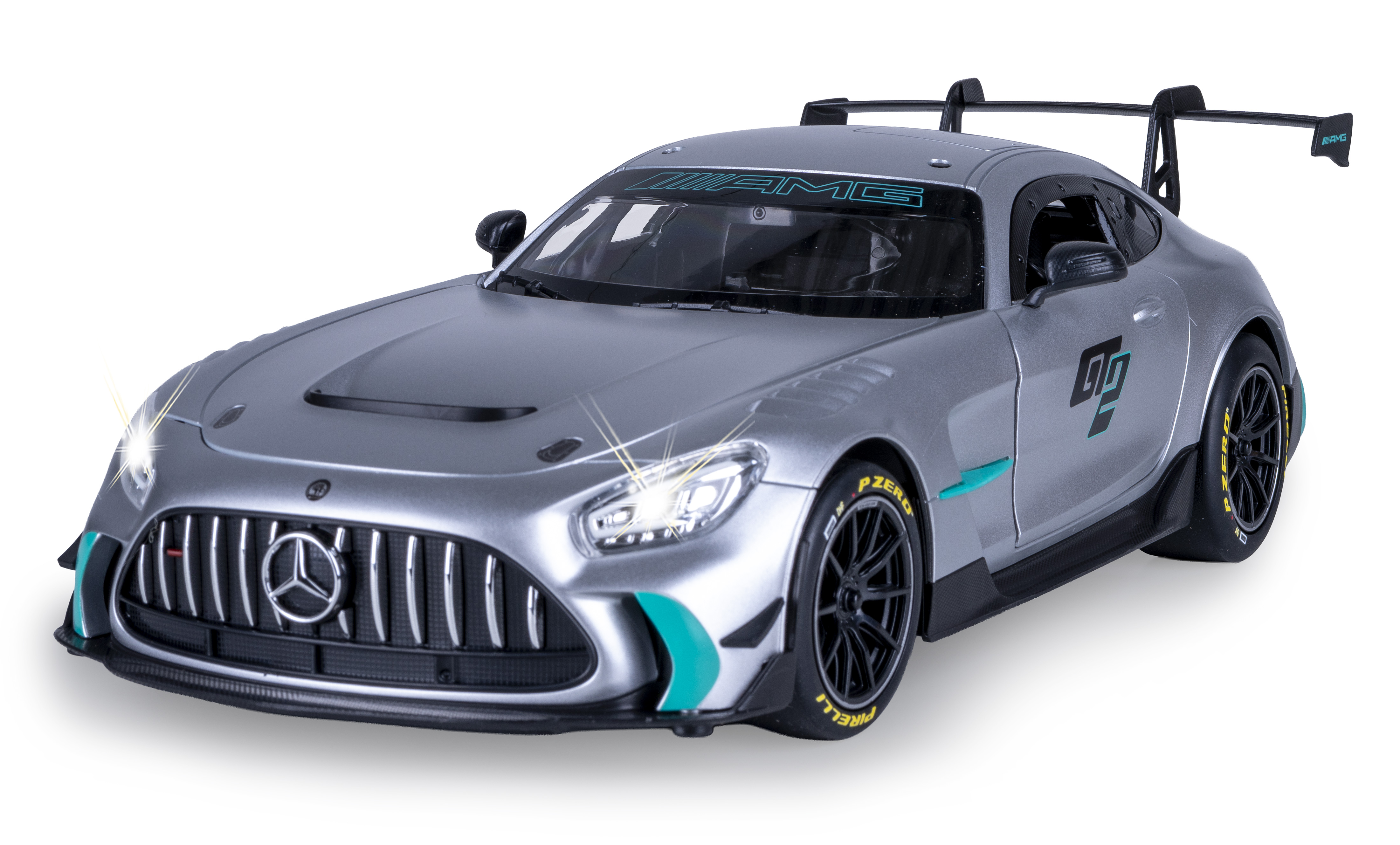 Ein silberner Mercedes-AMG mit großem Flügel und "AMG"-Logo.