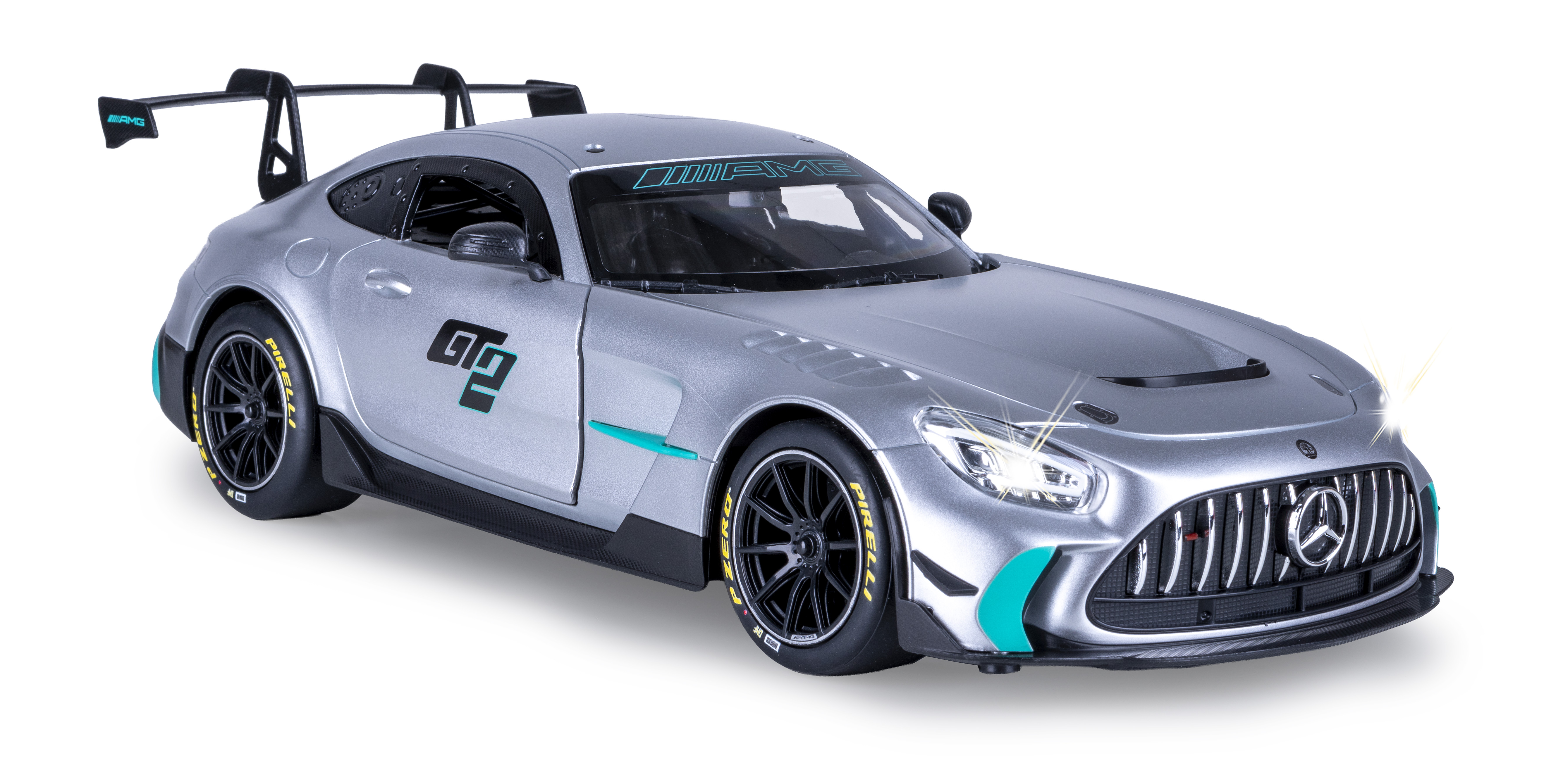 Silberner Mercedes-AMG mit großem Heckspoiler, detaillierten Felgen und türkisen Akzenten.