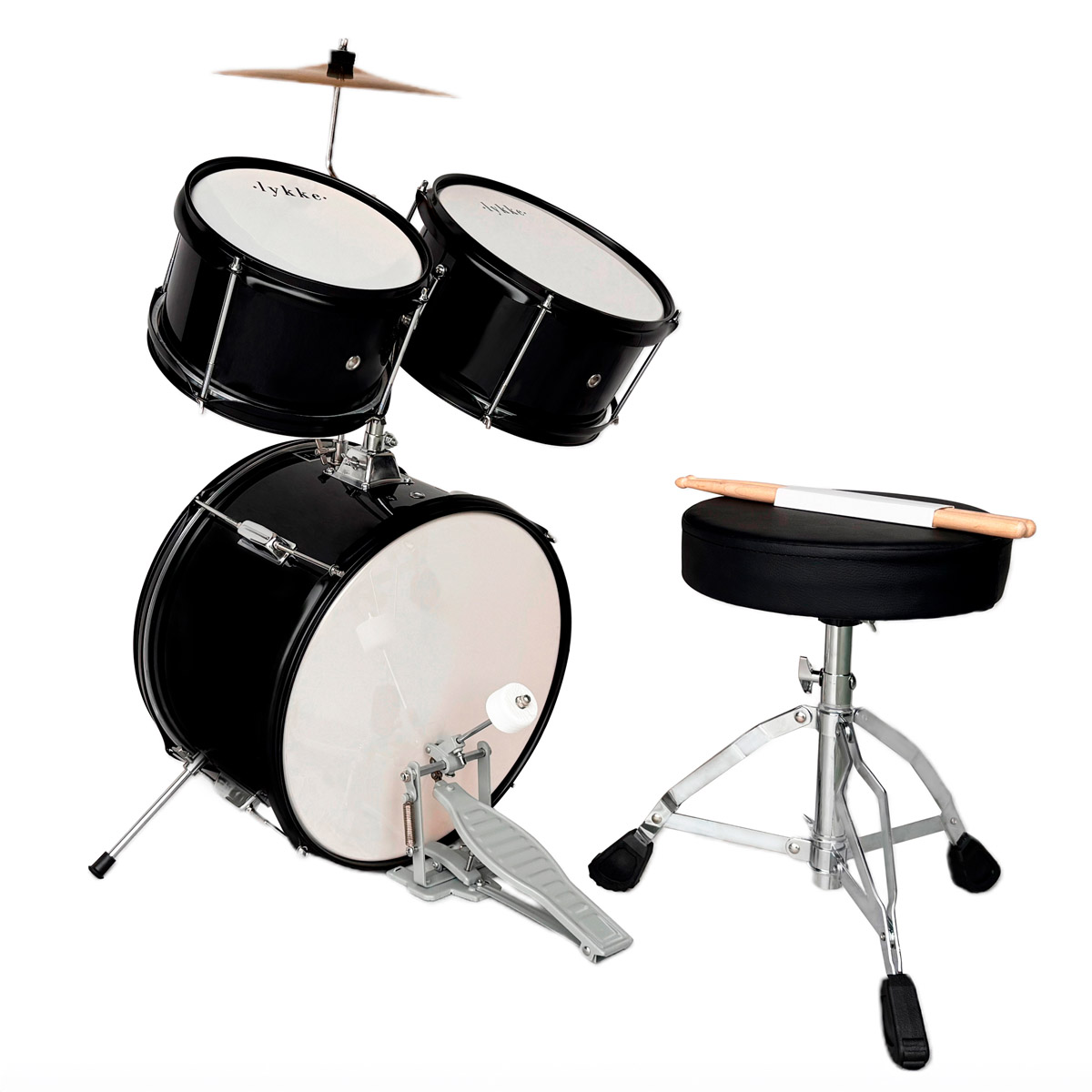 Schwarzes Schlagzeug mit Becken, zwei Toms, Bassdrum, Pedal und Hocker mit Drumsticks.
