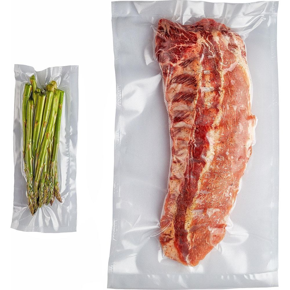 Ein Päckchen grüner Spargel und ein Päckchen rohes Rippchenfleisch, beide vakuumverpackt.