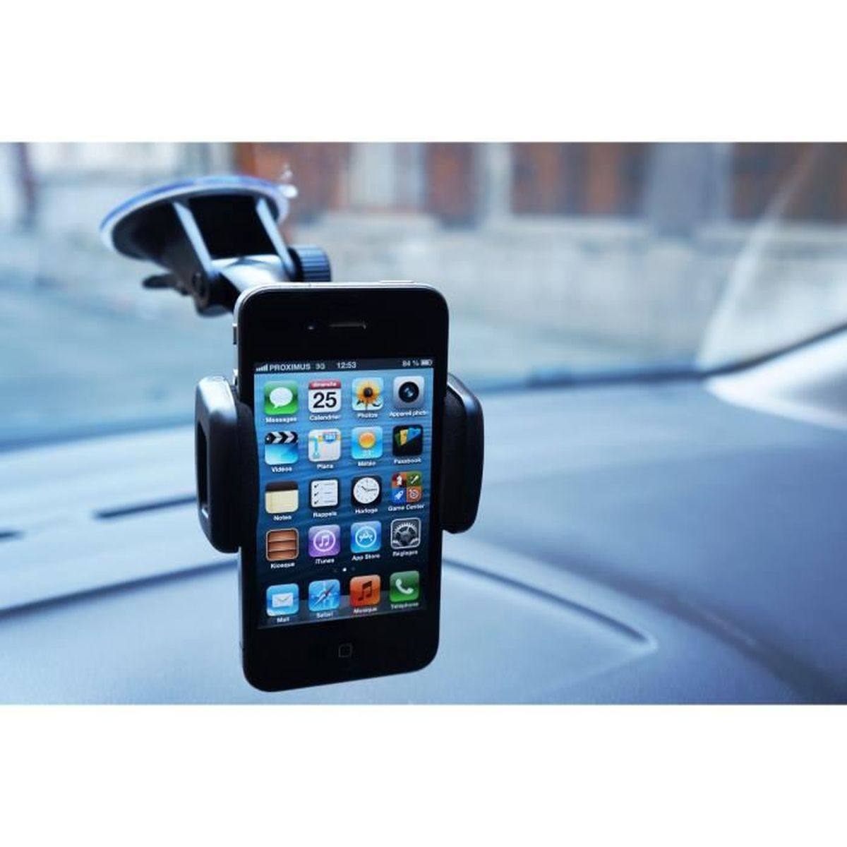Un iPhone in un supporto per auto sul parabrezza.