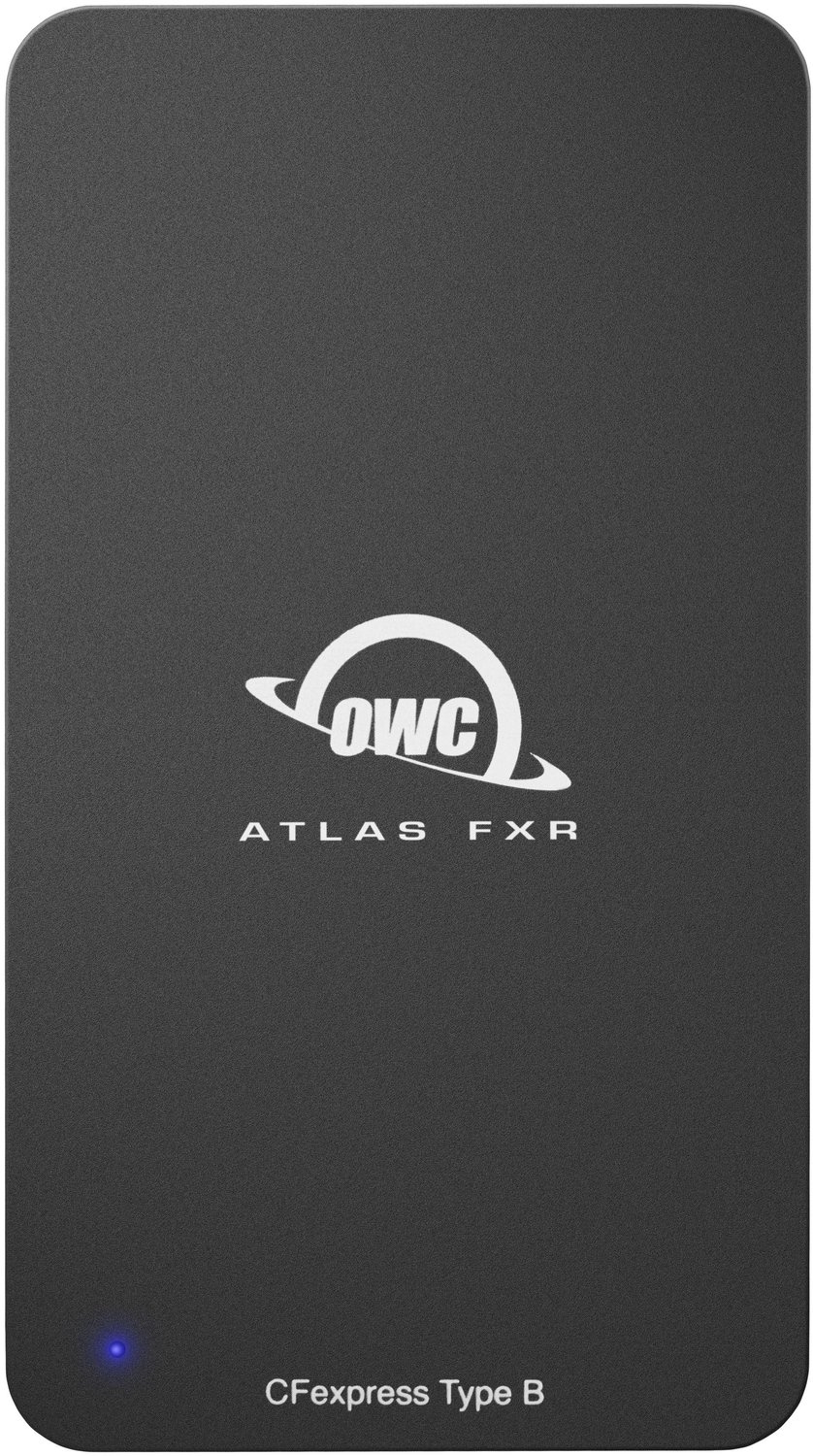 Schwarze OWC CFexpress Type B Speicherkarte mit weißem Logo und blauer LED.
