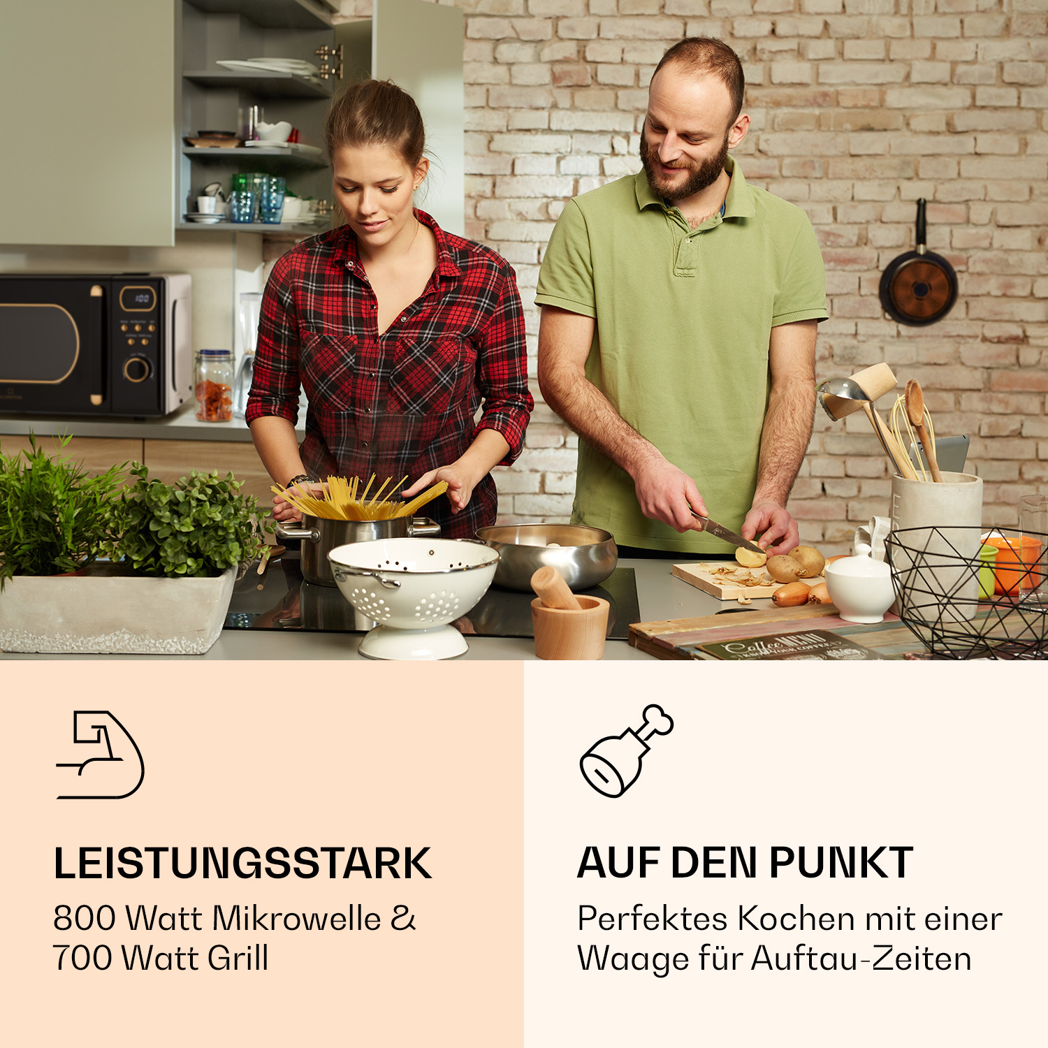 Ein Mann und eine Frau kochen in einer modernen Küche. Links eine Mikrowelle, rechts ein Mann, der Kartoffeln schneidet.