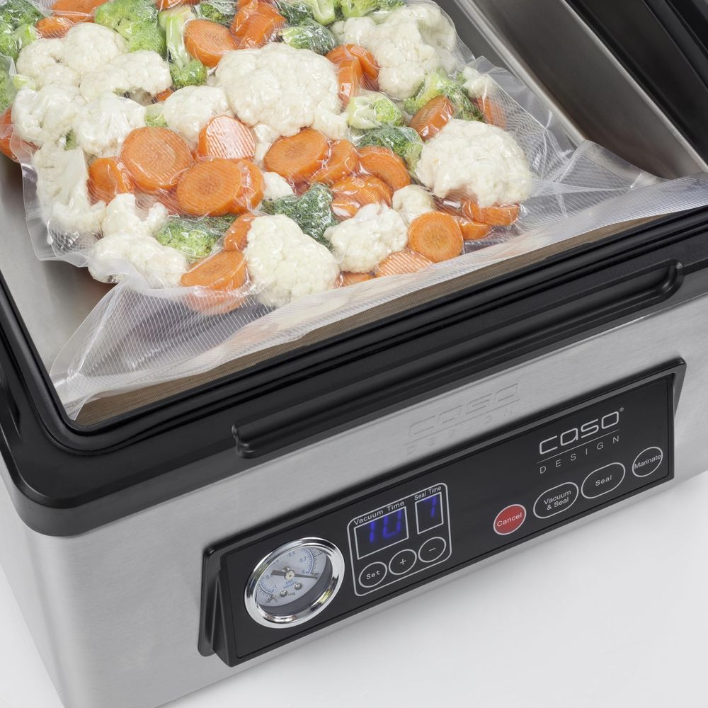 Una macchina sottovuoto con un sacchetto pieno di verdure miste come broccoli, cavolfiore e carote.