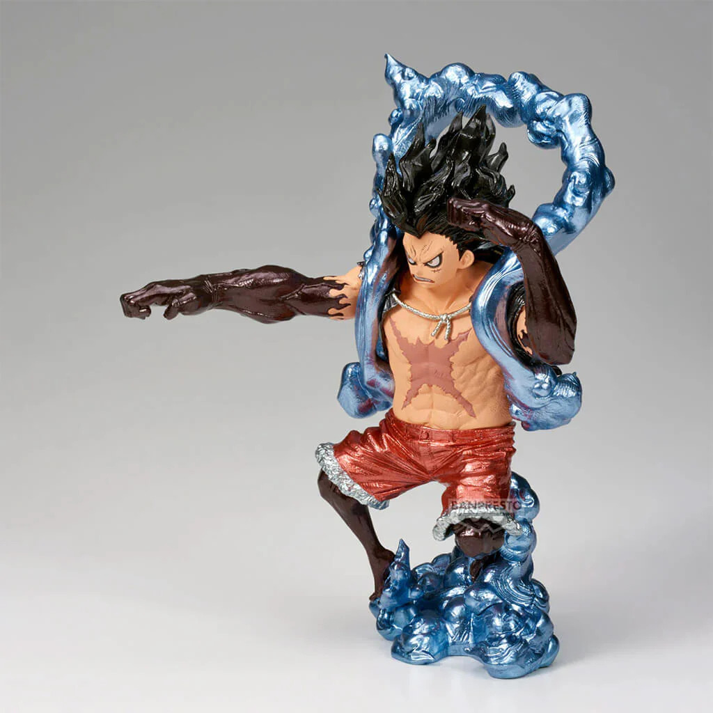Figura de Monkey D. Luffy en pantalones cortos rojos y brazos marrones, rodeado de llamas azules.