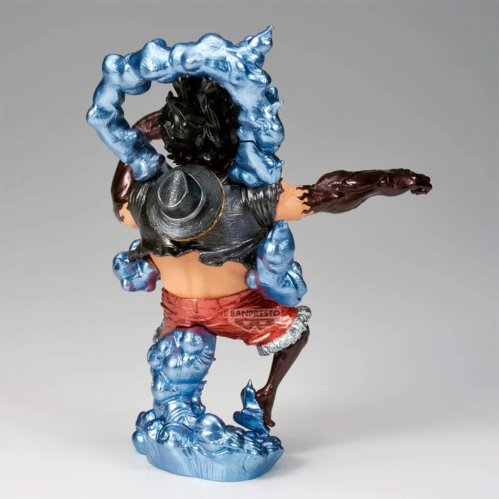 Figura de Monkey D. Luffy en Gear Fourth, con efectos de humo azul y pantalones cortos rojos.