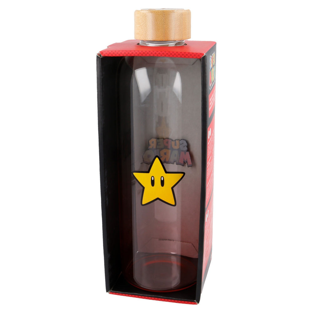 Una botella de agua transparente con un diseño de estrella de Super Mario en empaque rojo y negro.