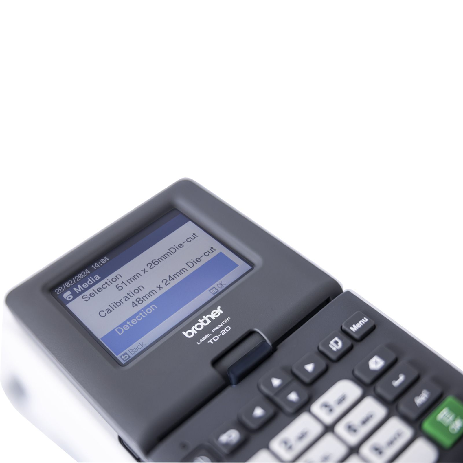 Una stampante per etichette Brother TD-2D con menu e tastiera. Lo schermo mostra data, ora e dettagli del supporto.