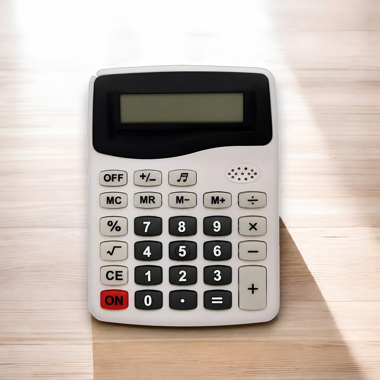 Una calculadora blanca con teclas negras descansa sobre una mesa de madera.