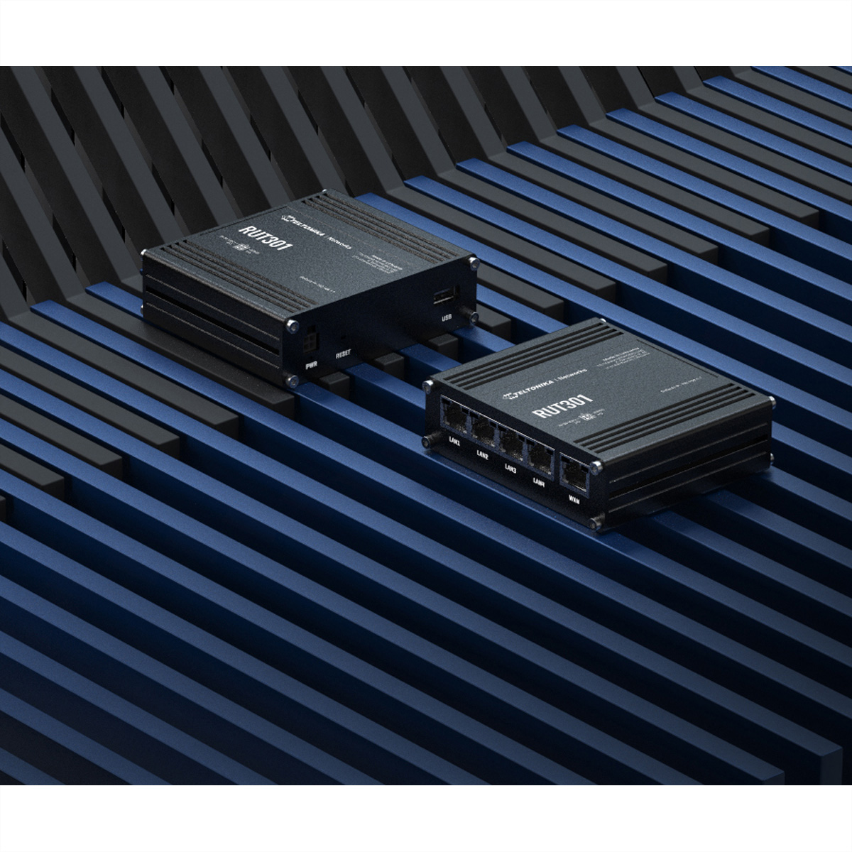 Due router neri con etichette e porte su una superficie a strisce blu e nere.