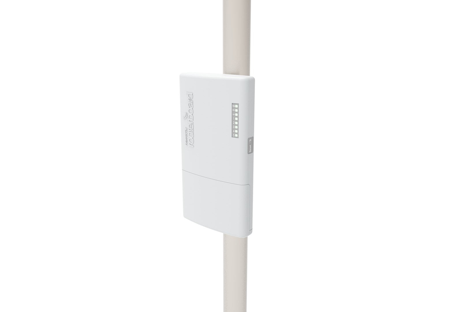 Un dispositivo Routerboard bianco è attaccato a un palo beige chiaro.