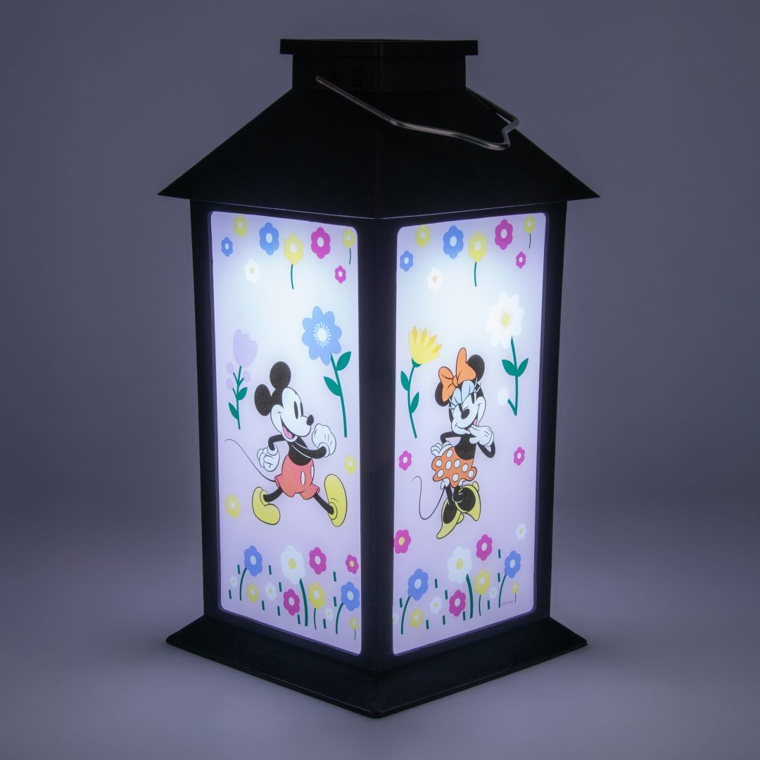 Podświetlona latarnia z Myszką Miki i Minnie na tle wzoru kwiatowego.