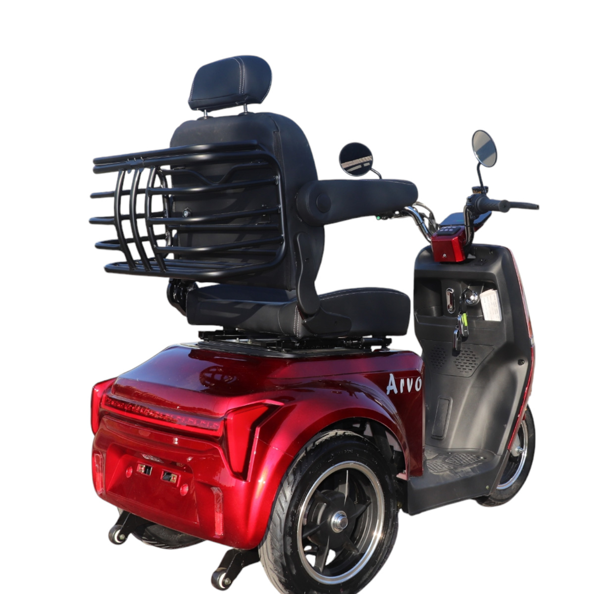 Ein glänzender roter Dreirad-Roller mit schwarzem Sitz und Korb, auf weißem Hintergrund.