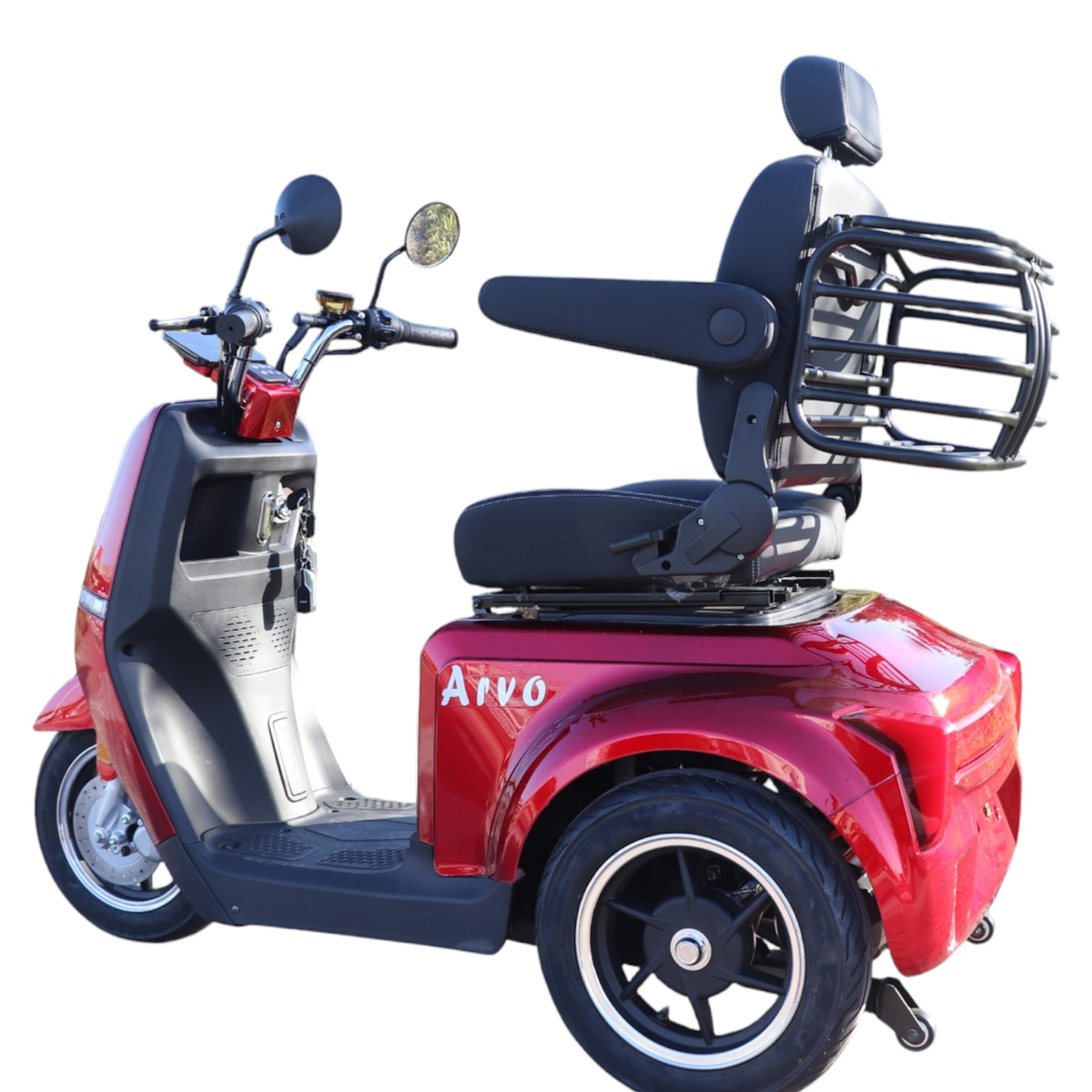Ein roter Dreirad-Scooter mit schwarzem Sitz, Kopfstütze und Einkaufskorb.