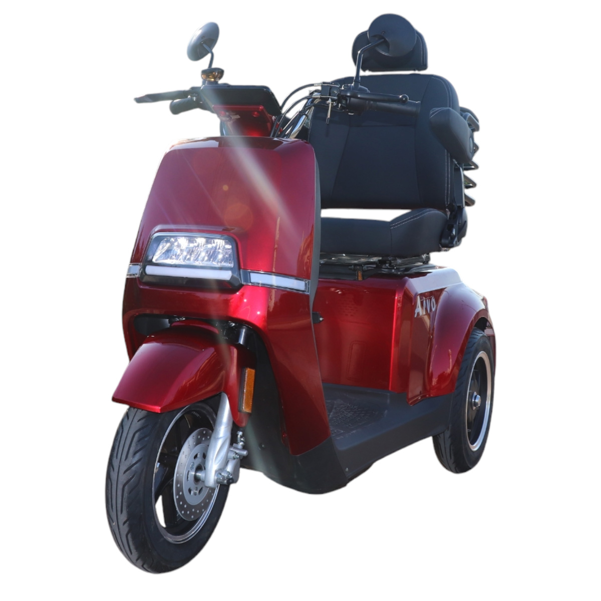 Ein glänzender roter Dreirad-Roller mit schwarzem Sitz und silbernen Akzenten.