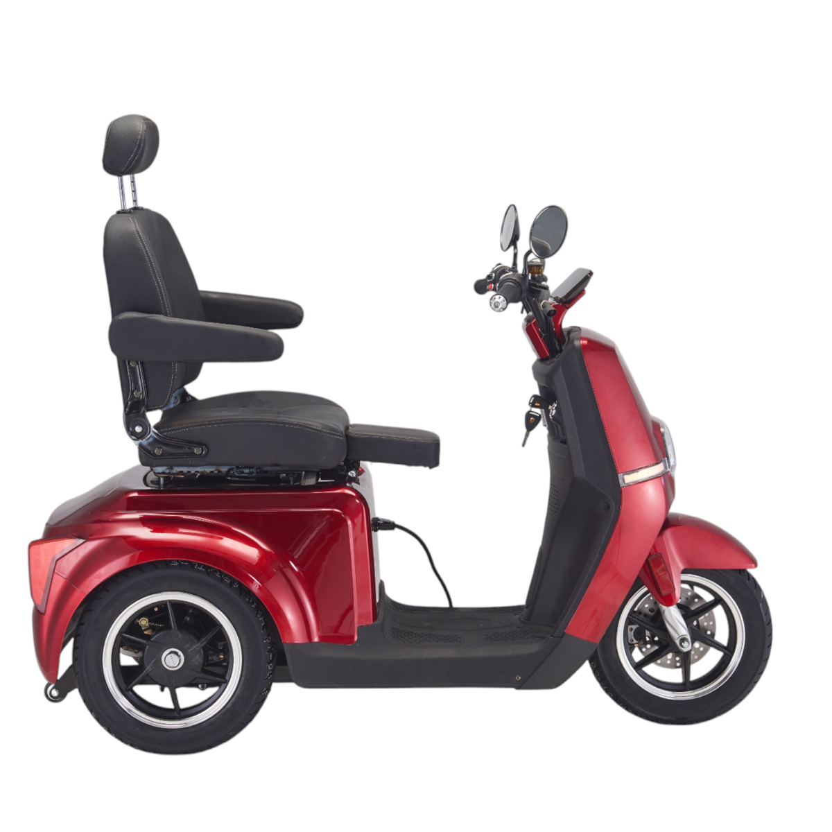 Ein roter Dreirad-Scooter mit schwarzem Sitz und Kopfstütze.