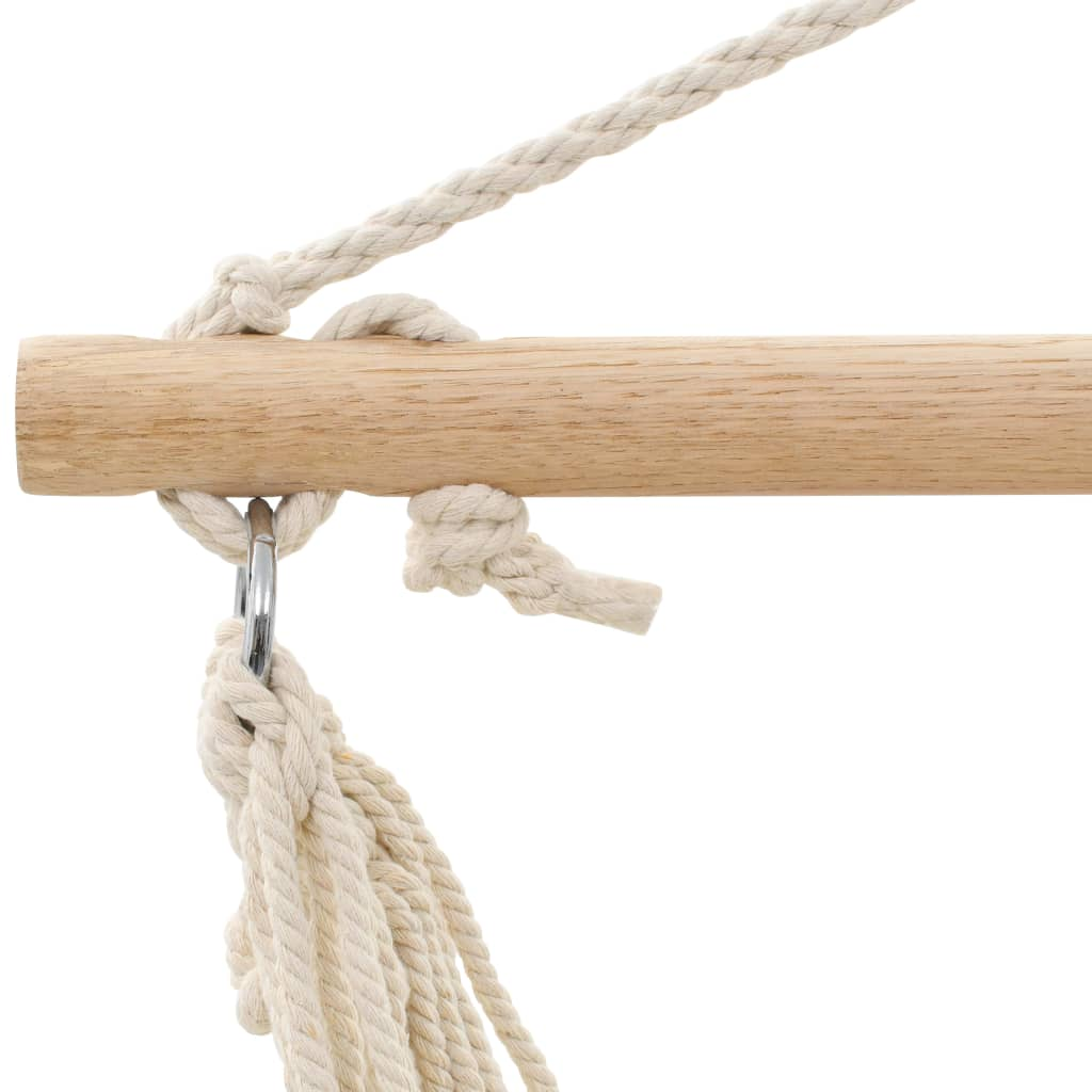 Ein Holzbalken ist mit Seilen befestigt, die mit Ringen verbunden sind.