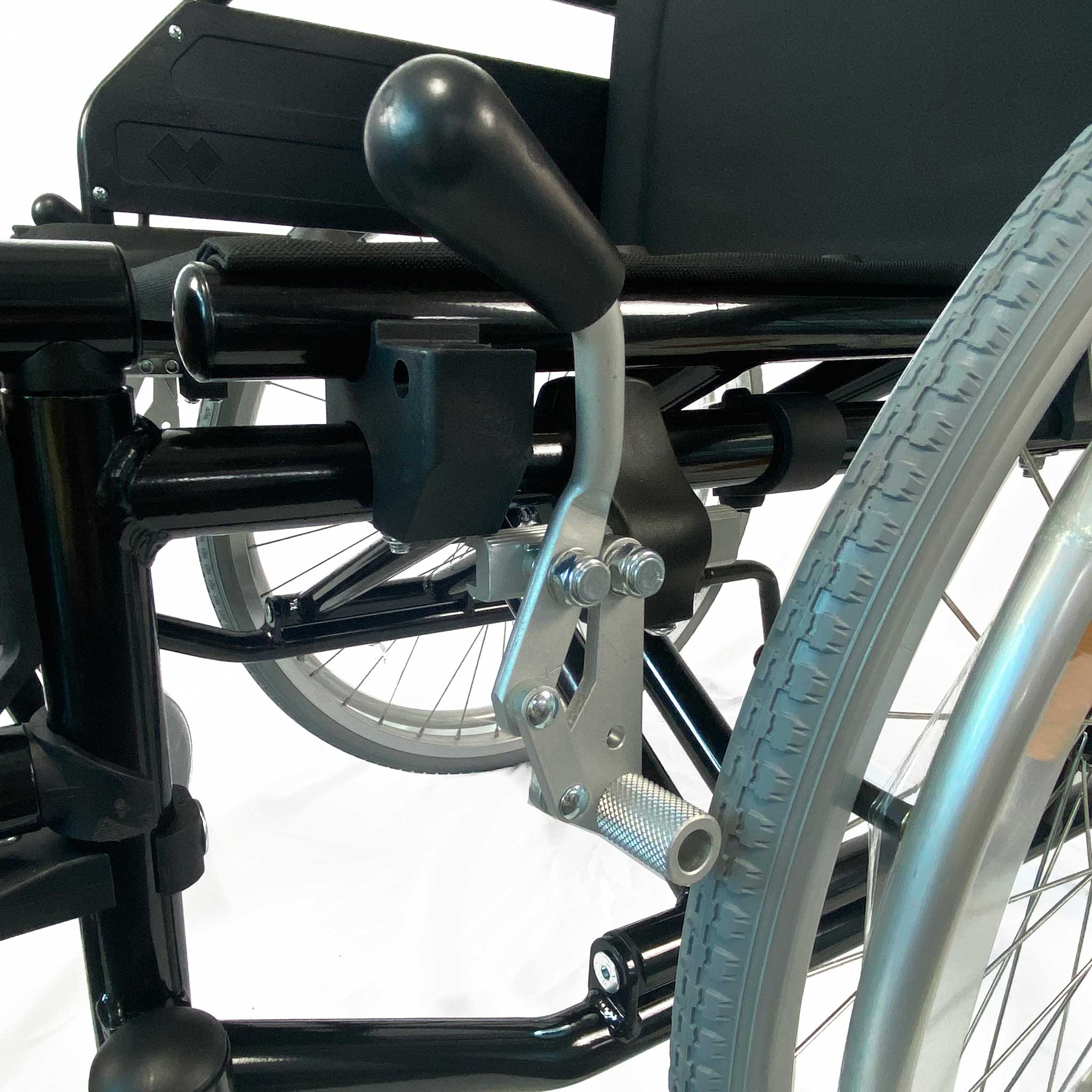 Nahaufnahme eines Rollstuhls mit schwarzem Rahmen, einem Griff und einem Rad mit Reifen.