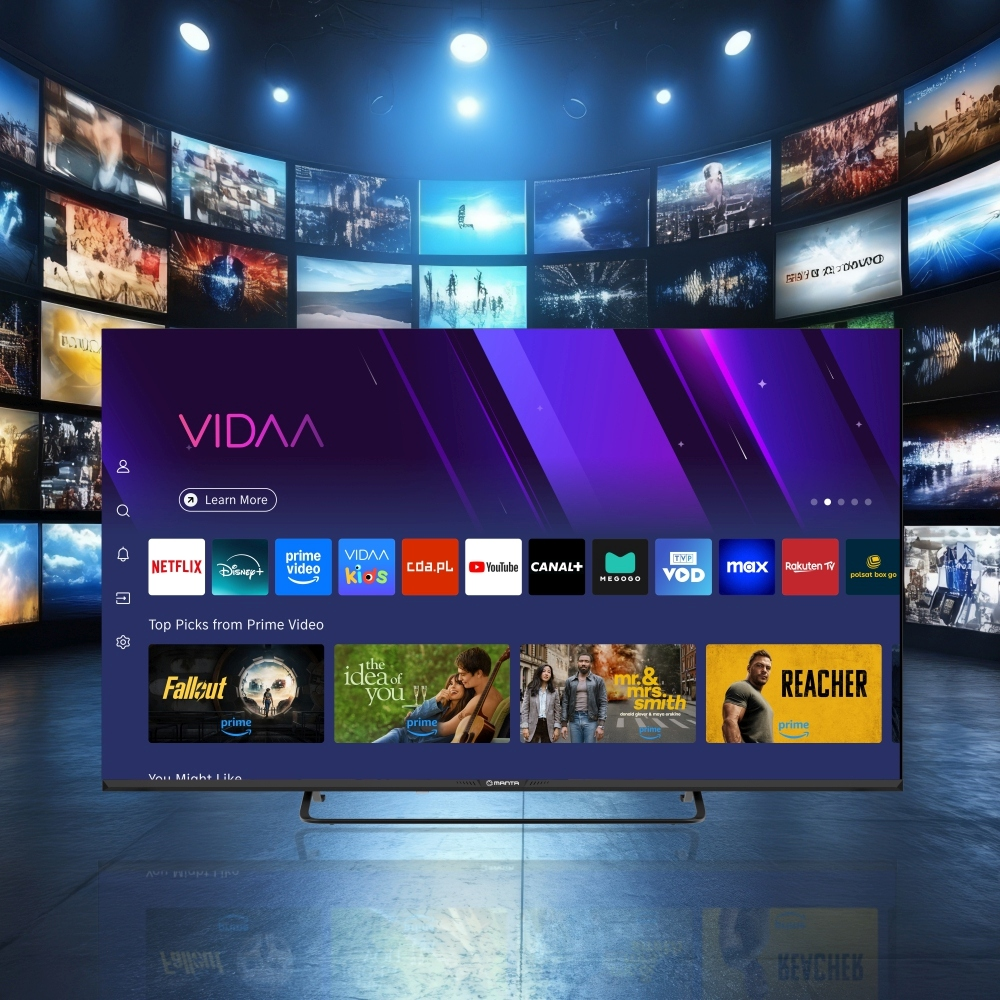Telewizor Smart TV VIDAA wyświetla aplikacje i plakaty filmowe. W tle wiele ekranów pokazuje różne treści.