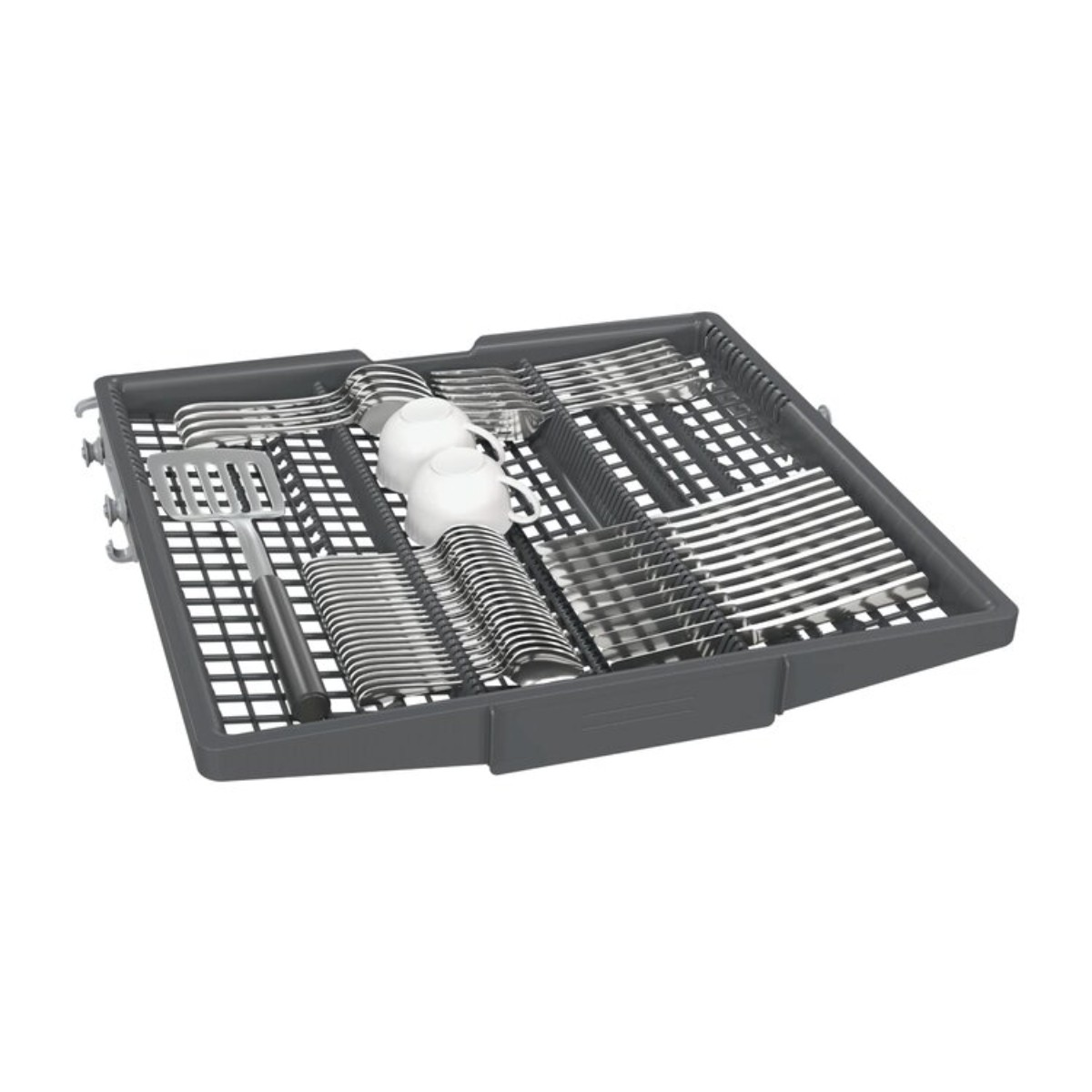 Cestello per lavastoviglie con stoviglie pulite: cucchiai, forchette, coltelli e due tazze.