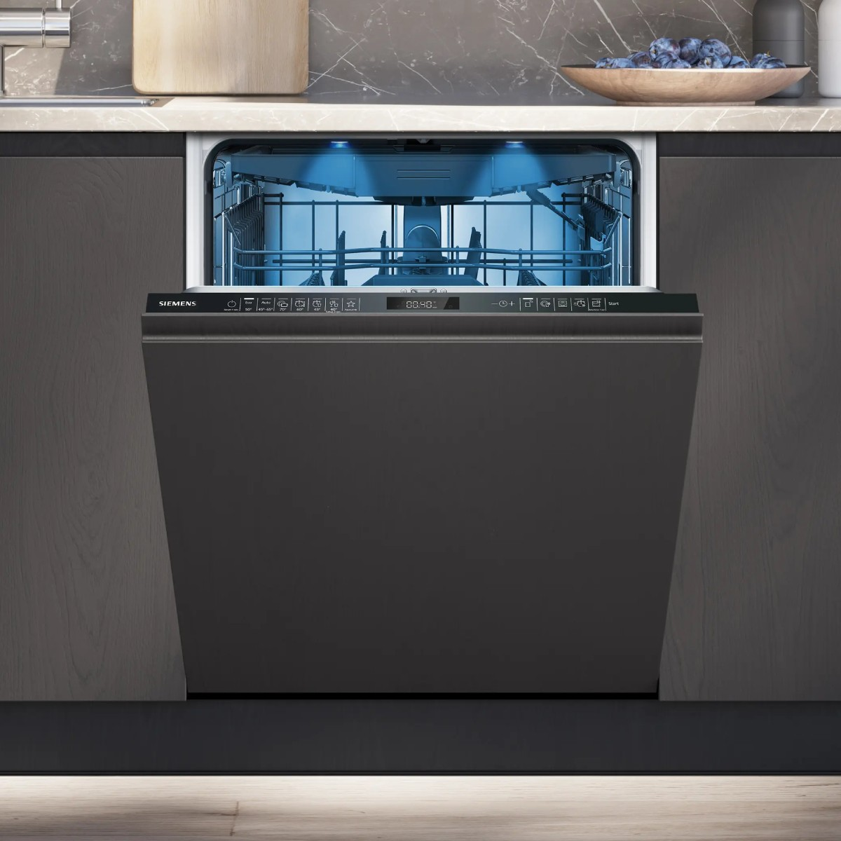 Eine moderne Siemens-Spülmaschine mit offener Tür, blaue Innenbeleuchtung.