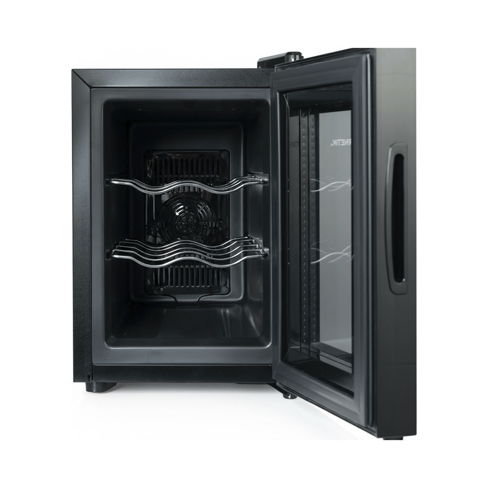 Ein offener schwarzer Mini-Kühlschrank mit zwei silbernen Ablagen und einem Lüfter.