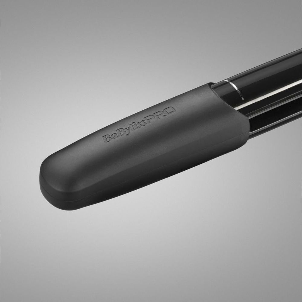 Piastra per capelli nera con logo su sfondo grigio.