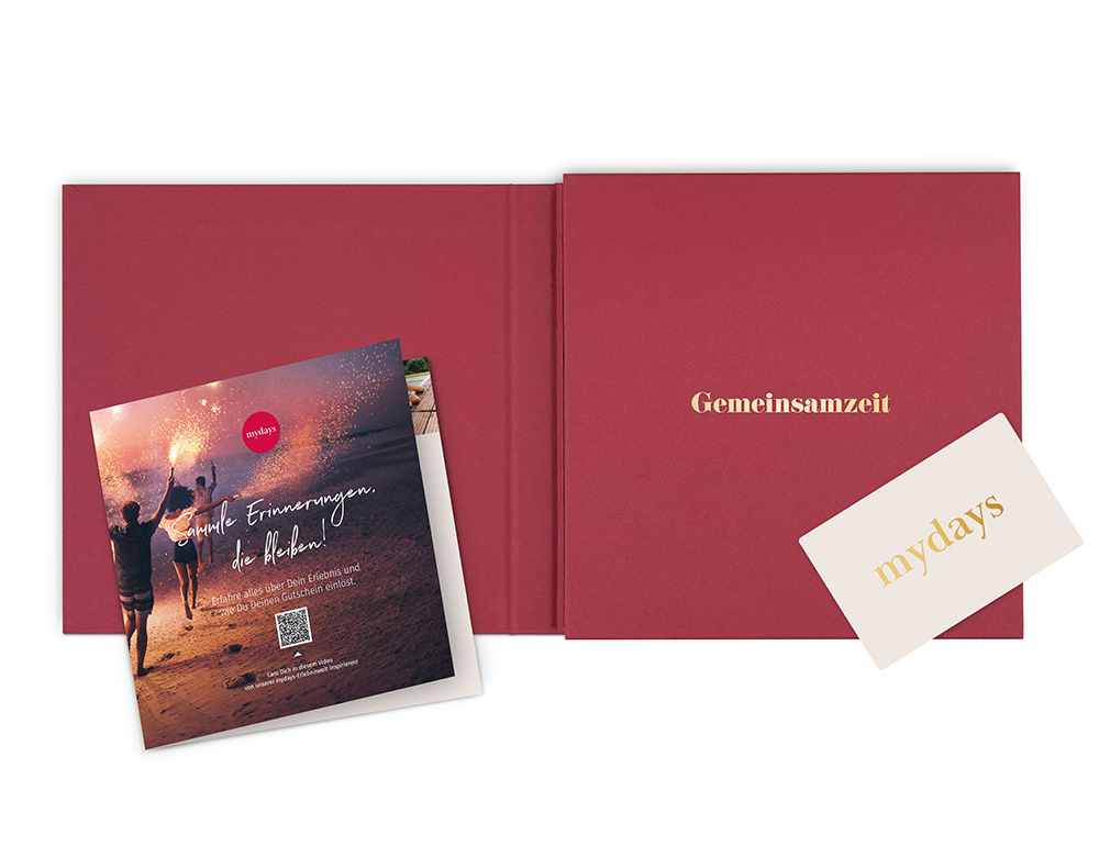 Ein rotes Buch mit Broschüre und Karte. Text: Gemeinsamzeit, mydays.