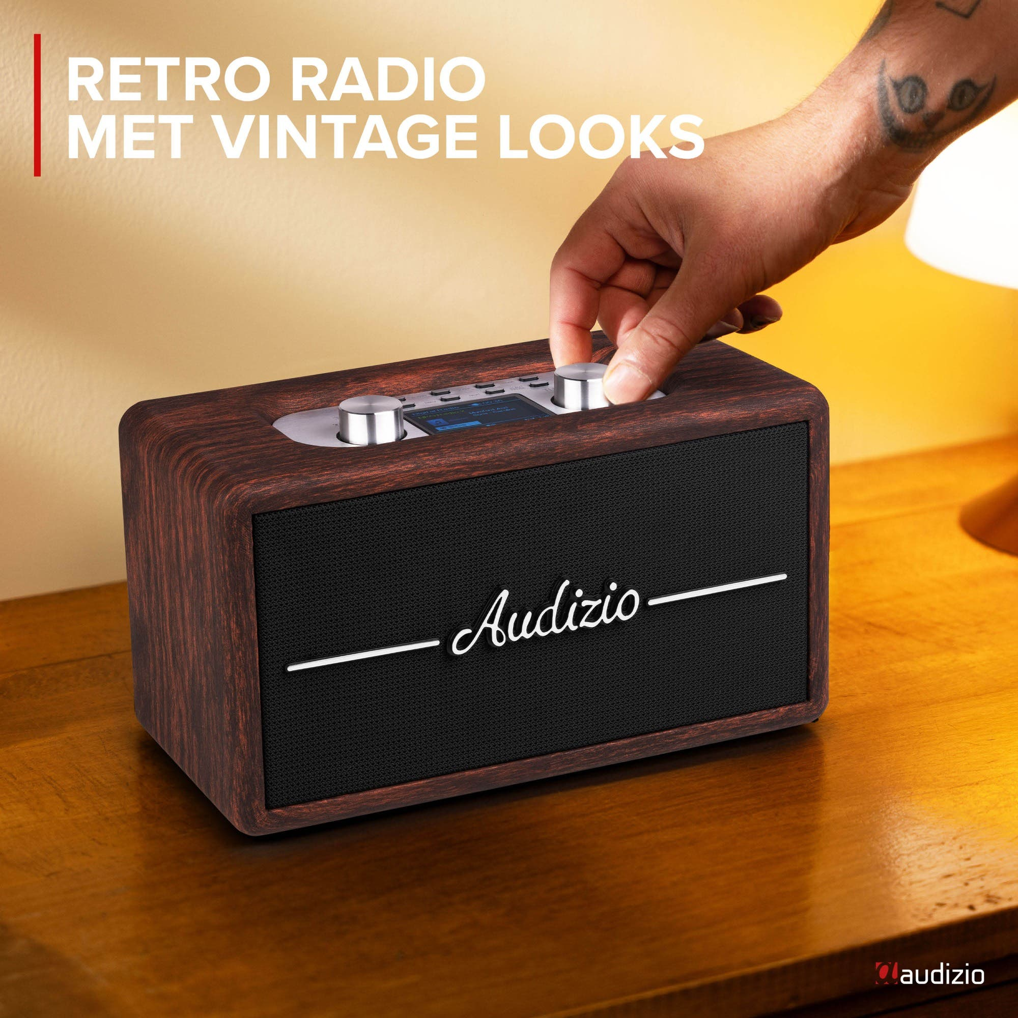 Un hombre ajusta una radio de madera con altavoz negro. Diseño retro.