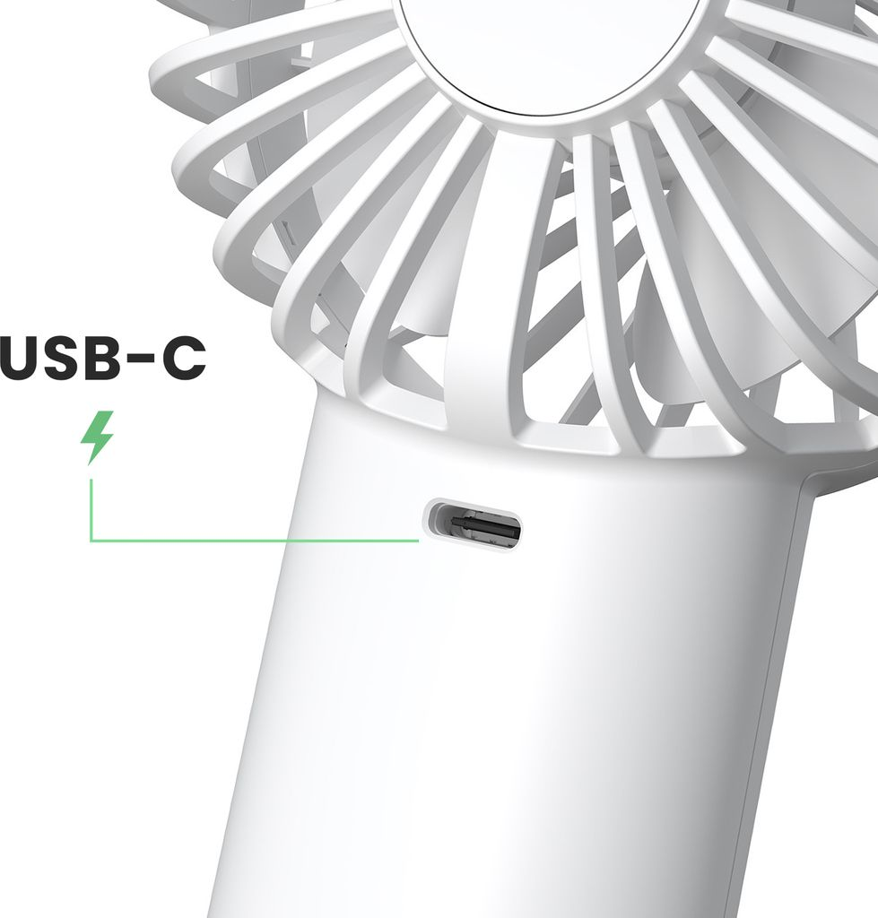 Nahaufnahme eines weißen USB-C-Lüfters mit sichtbarem Anschluss und Blattwerk.