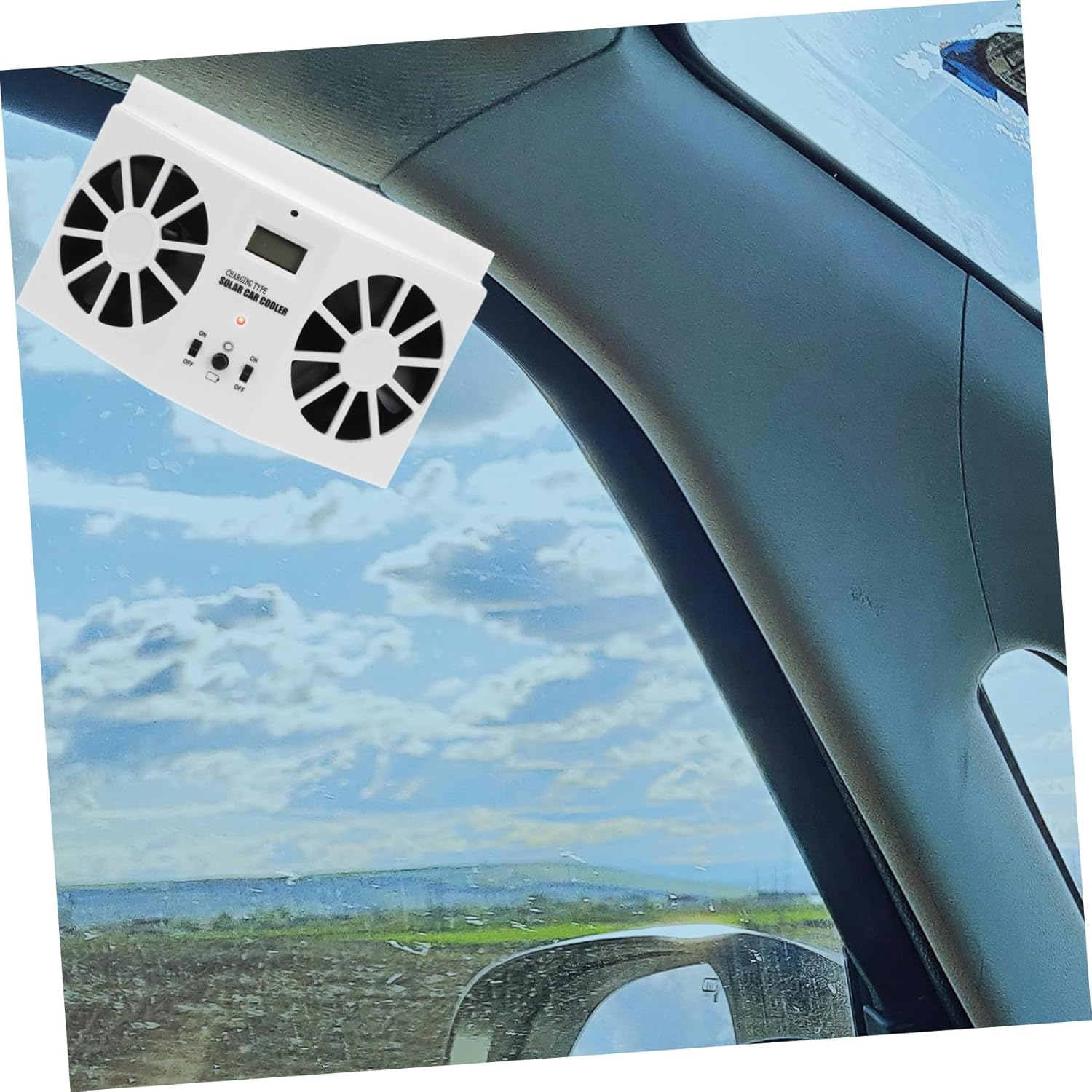 Ein weißer Solar-Autokühler mit zwei Lüftern sitzt auf der Windschutzscheibe.