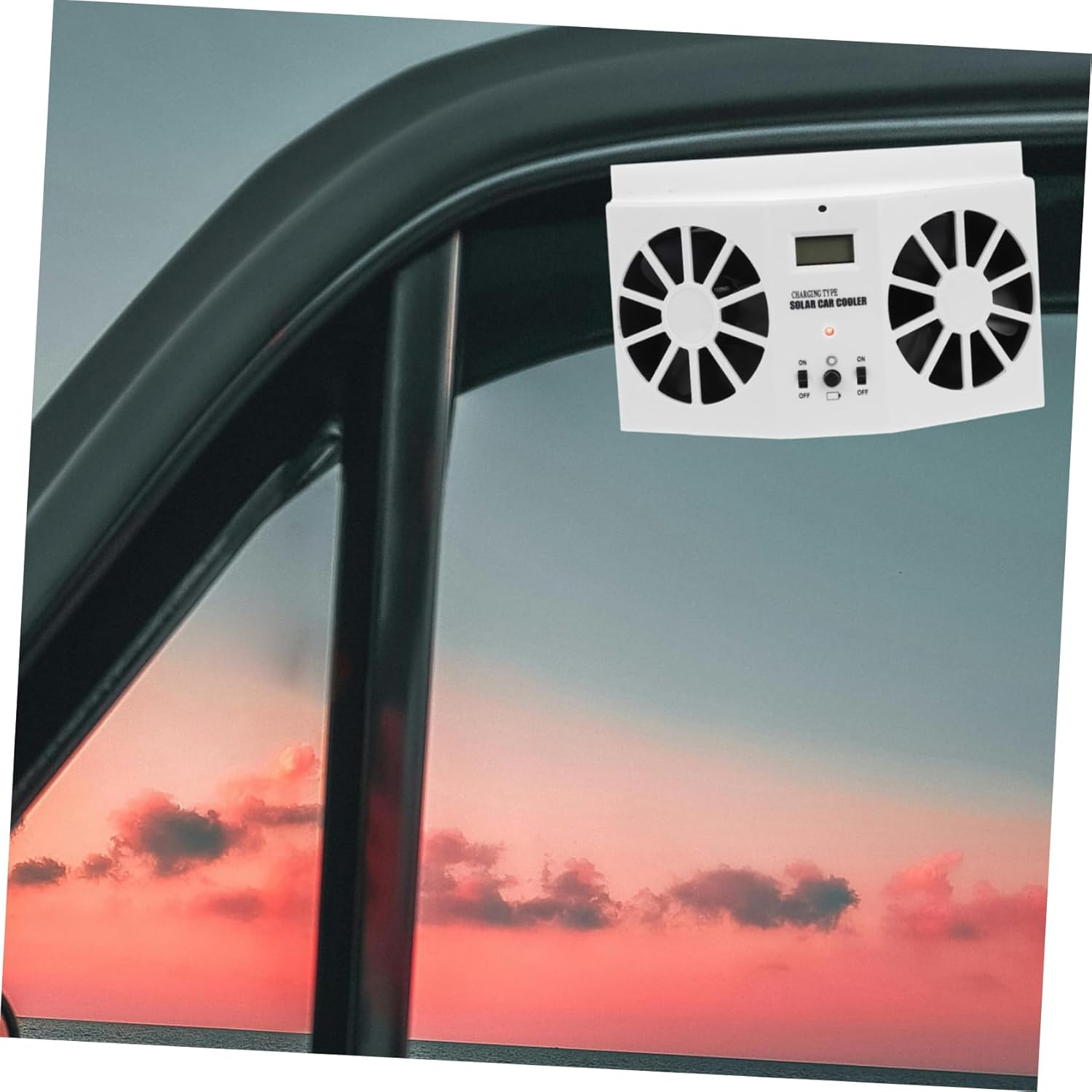 Solar-Autokühler mit zwei Lüftern, befestigt an einem Autofenster, mit Blick auf einen Sonnenuntergang.
