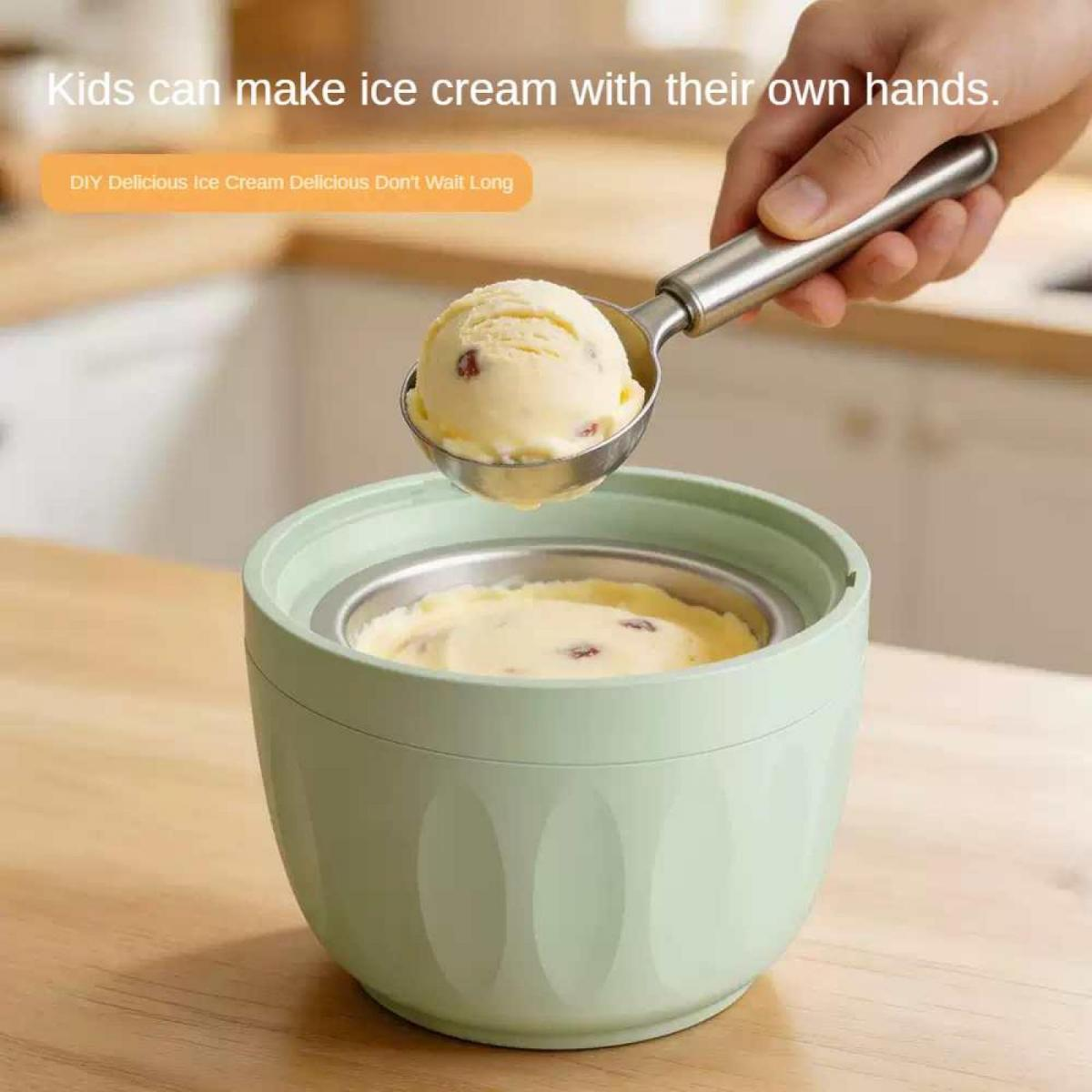 Eine Hand hebt eine Eiskugel aus einer Eismaschine. Kinder können Eis herstellen.
