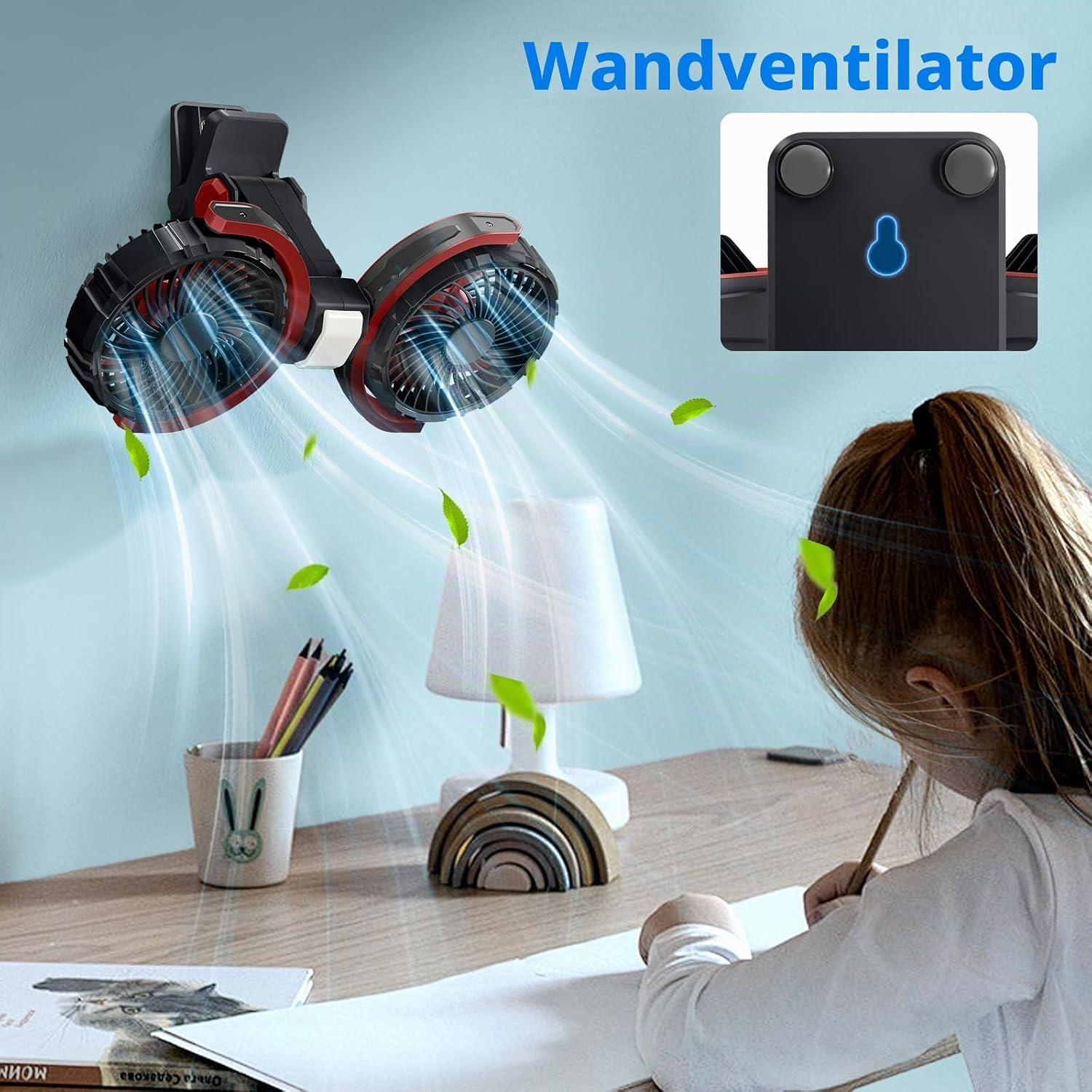 Ein rot-schwarzer Wandventilator bläst Luft auf ein Kind, das am Schreibtisch sitzt.