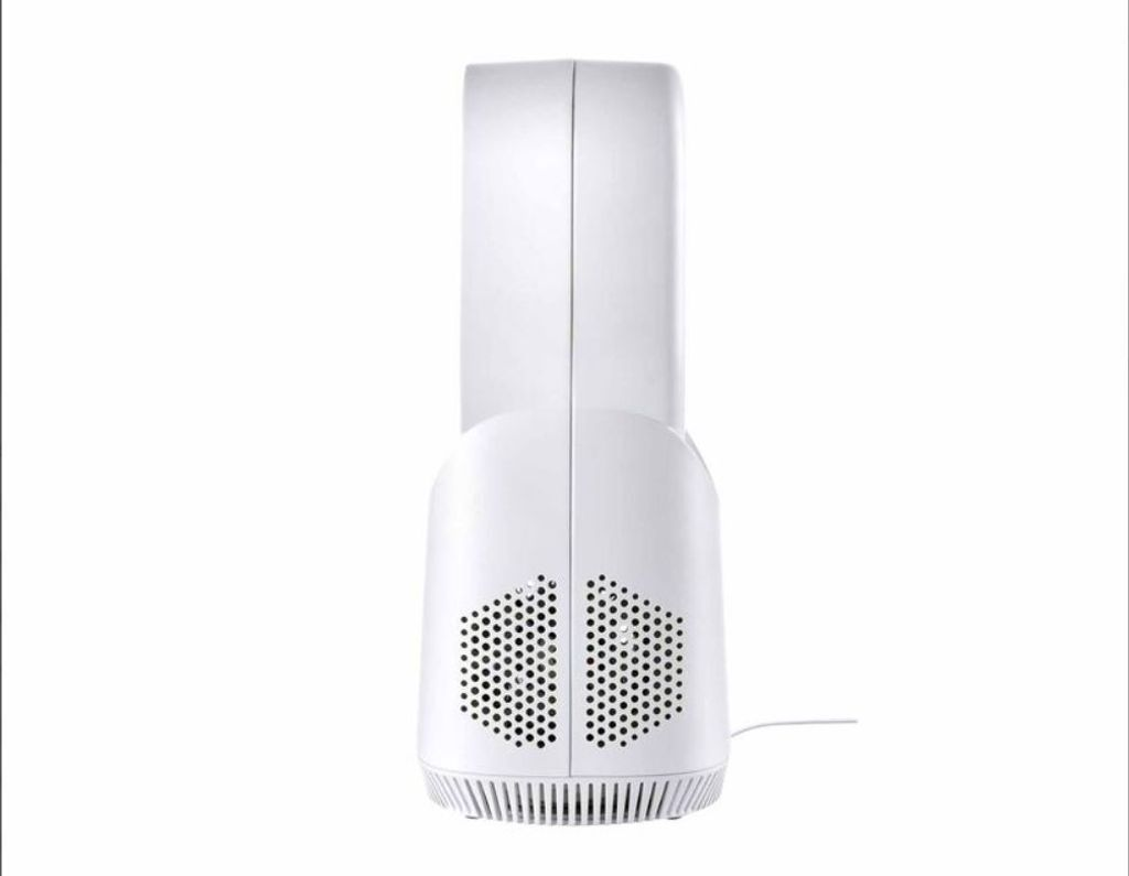 Ein weißer Turmventilator mit Lüftungsschlitzen und einem Netzteilkabel auf weißem Hintergrund.