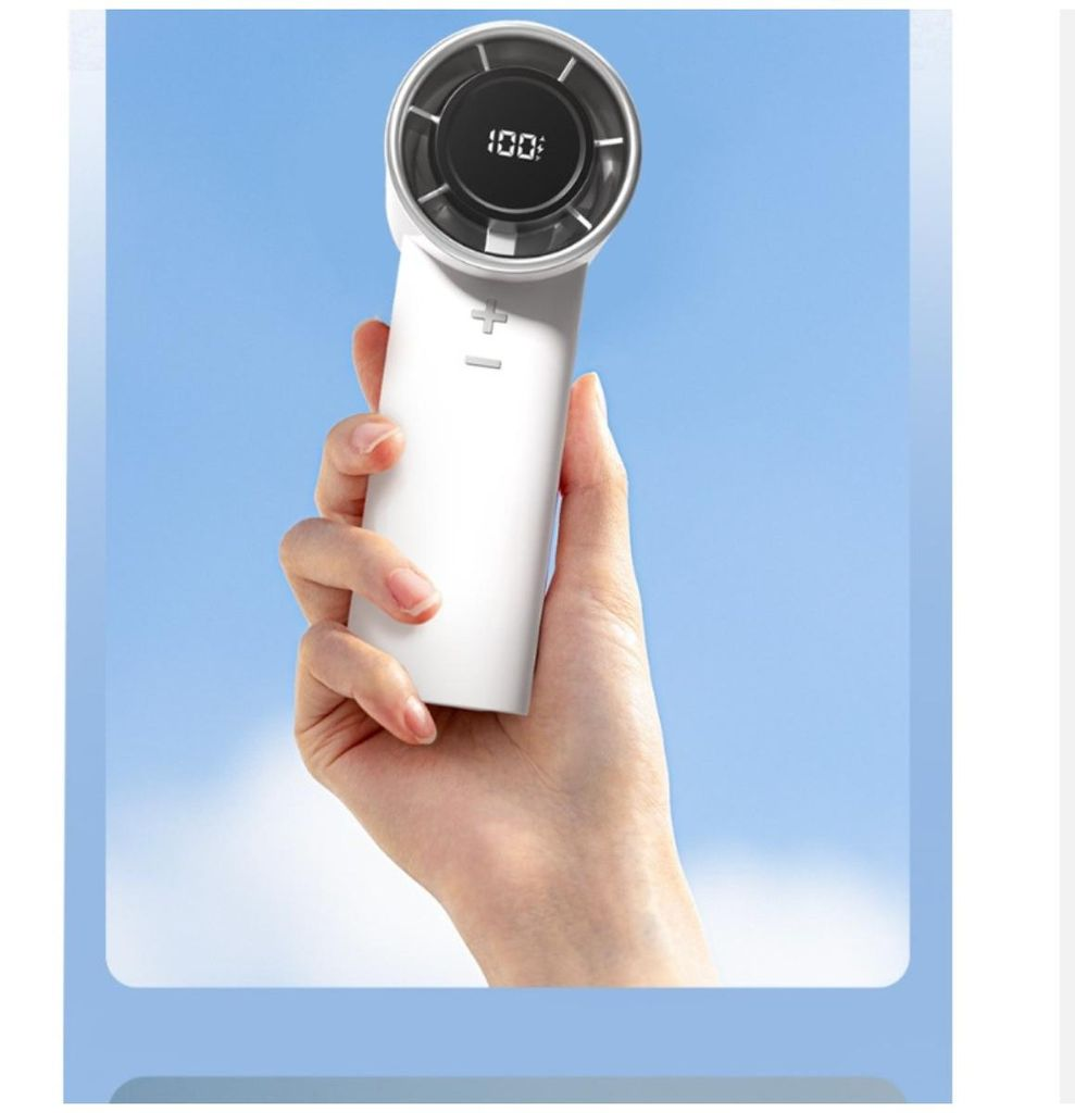Eine Hand hält ein weißes Gerät mit Digitalanzeige (100) vor blauem Himmel.