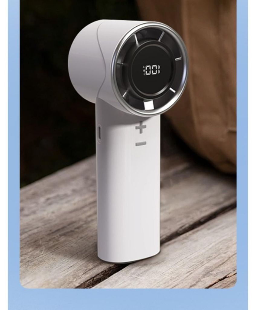 Ein weißer, tragbarer Lüfter mit digitaler Anzeige steht auf einem Holztisch.