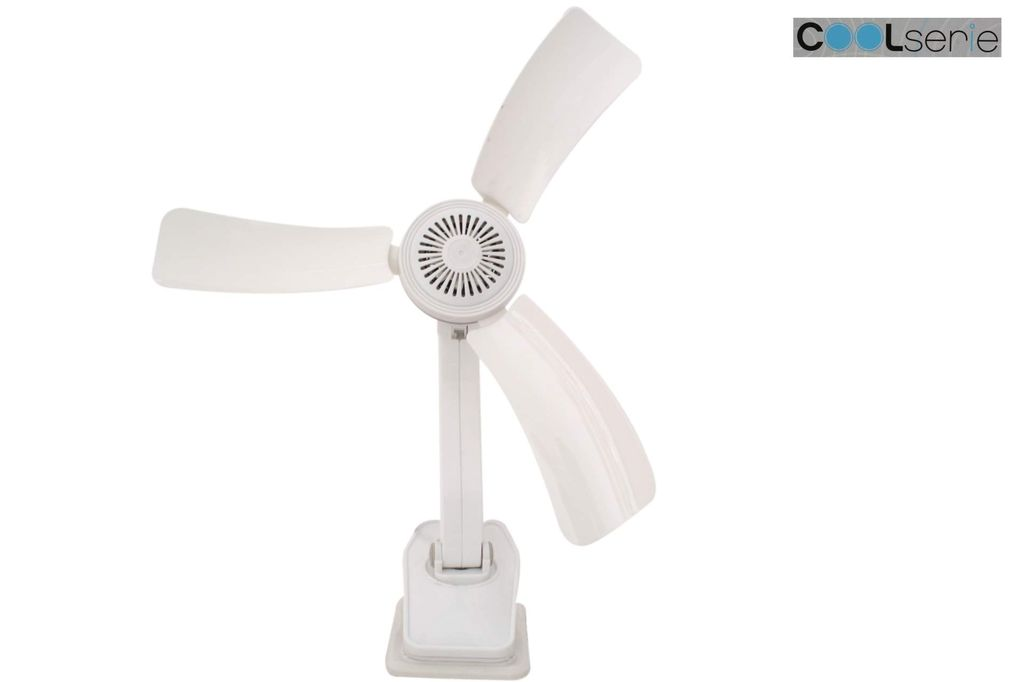 Ein weißer Ventilator mit drei Flügeln auf einem Ständer, auf weißem Hintergrund.