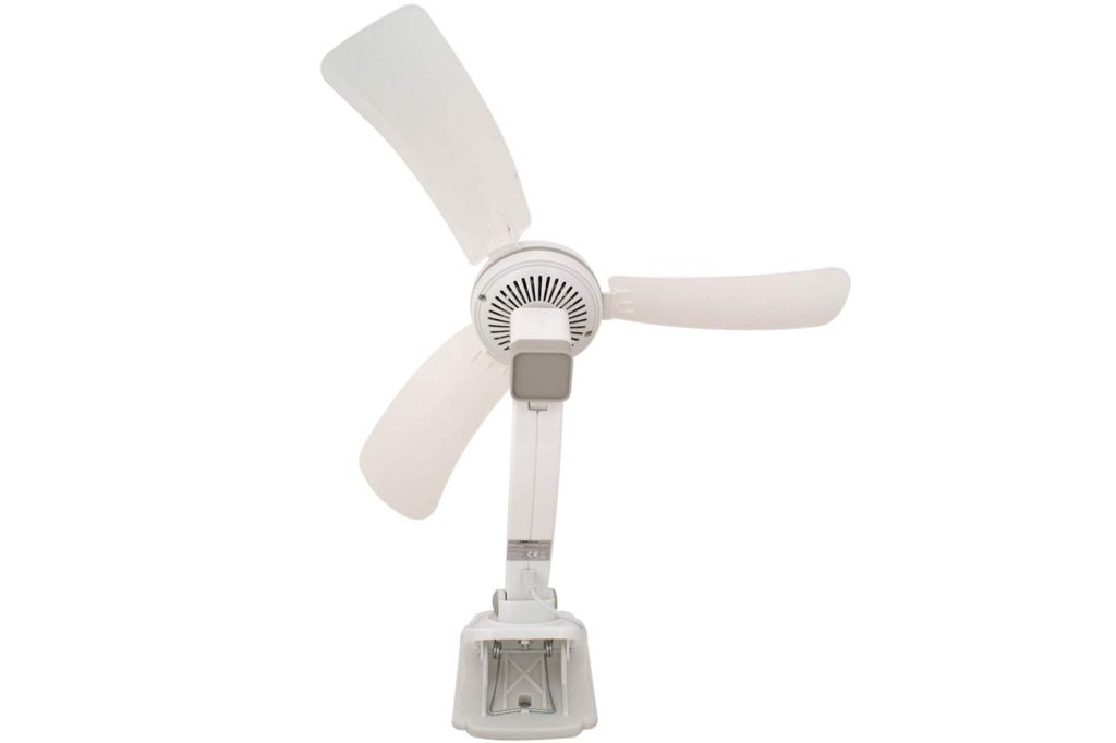 Ein kleiner weißer Ventilator mit drei Flügeln, an einer Klemme befestigt.