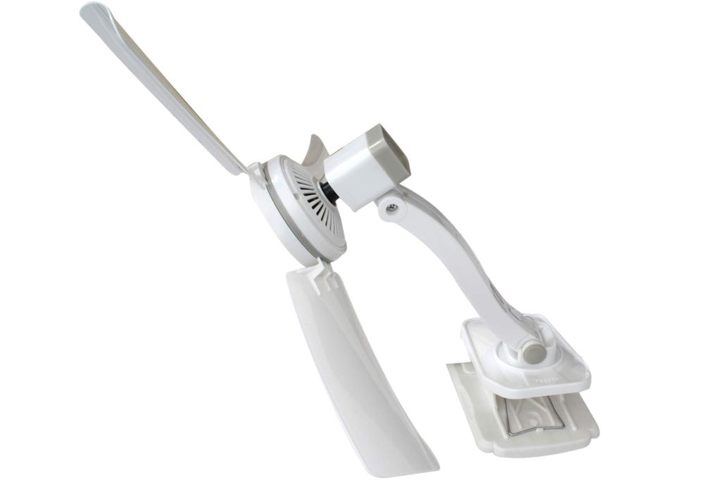 Ein weißer Klemmventilator mit zwei Flügeln auf weißem Hintergrund.
